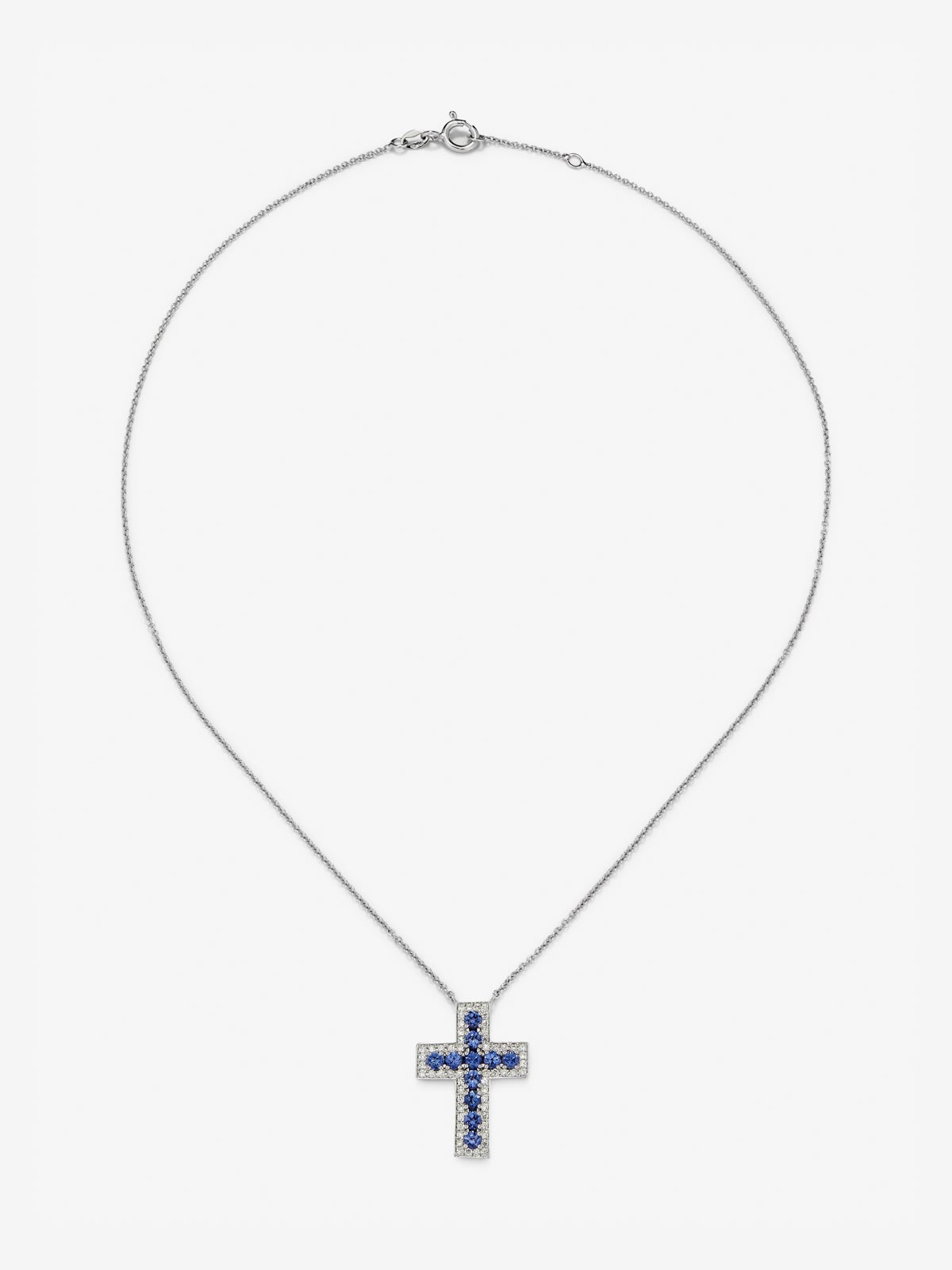 Colgante de cruz de oro blanco de 18K con 56 diamantes en talla brillante con un total de 0,33 cts y 11 zafiros azules en talla brillante con un total de 1,06 cts