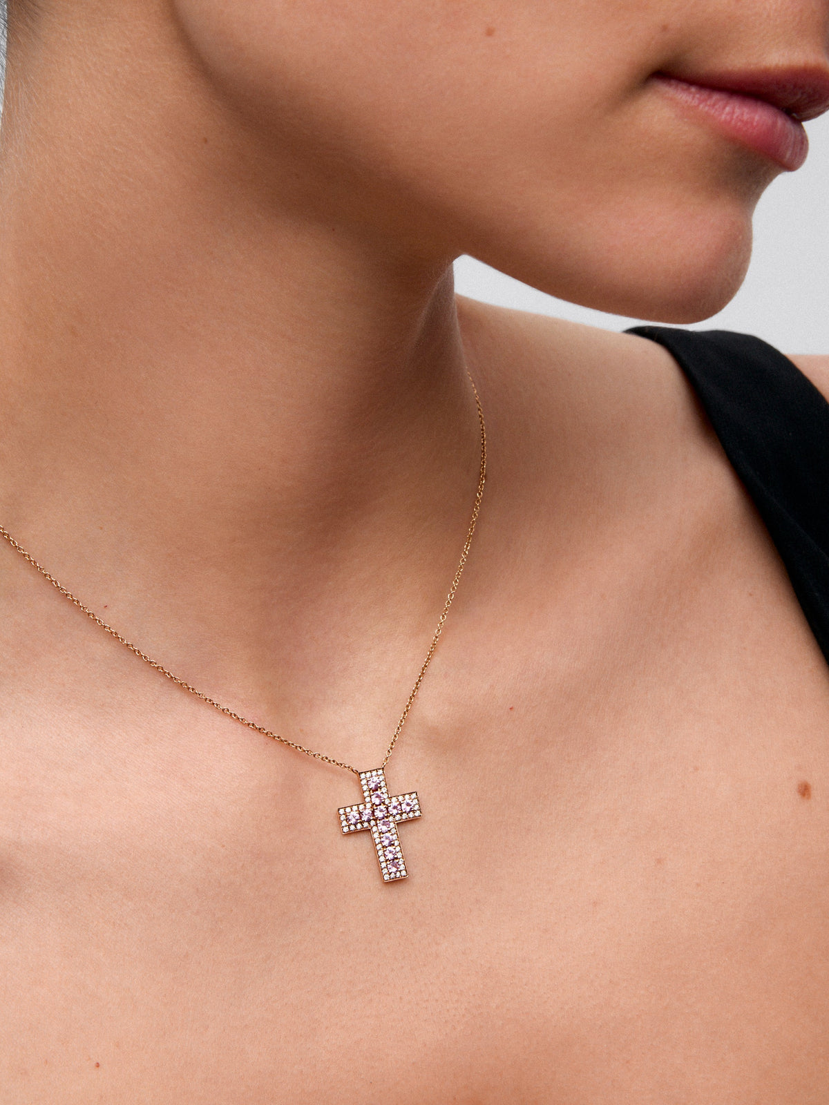 Colgante de cruz de oro rosa de 18K con diamantes en talla brillante de 0,37 cts y zafiros rosas en talla brillante de 1,06 cts