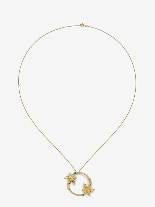 Colgante de oro amarillo de 18K con dos esmeraldas en talla brillante con un total de 0,29 cts y forma de hojas de arce