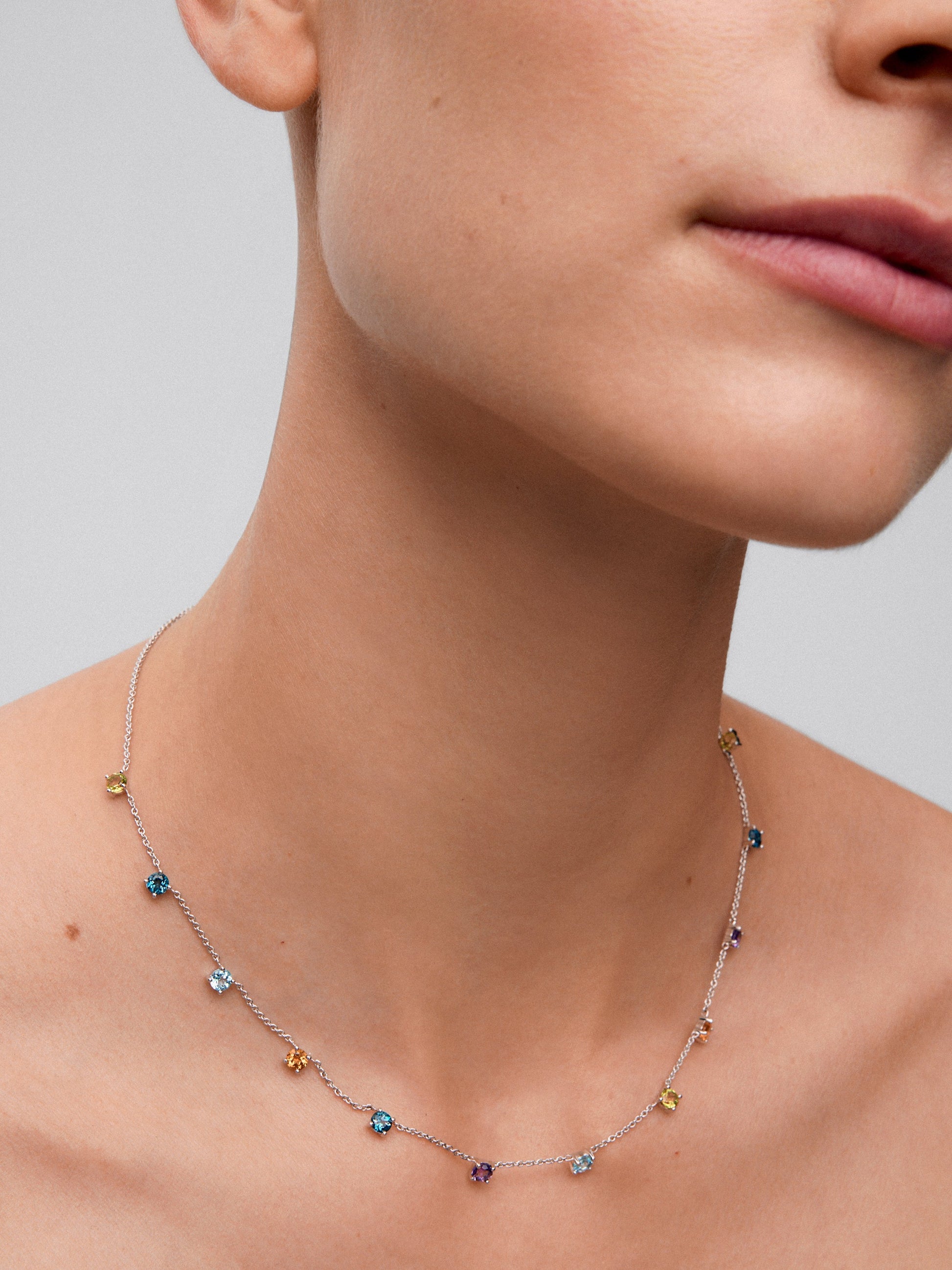 Colgante pequeño de plata 925 con gemas multicolor