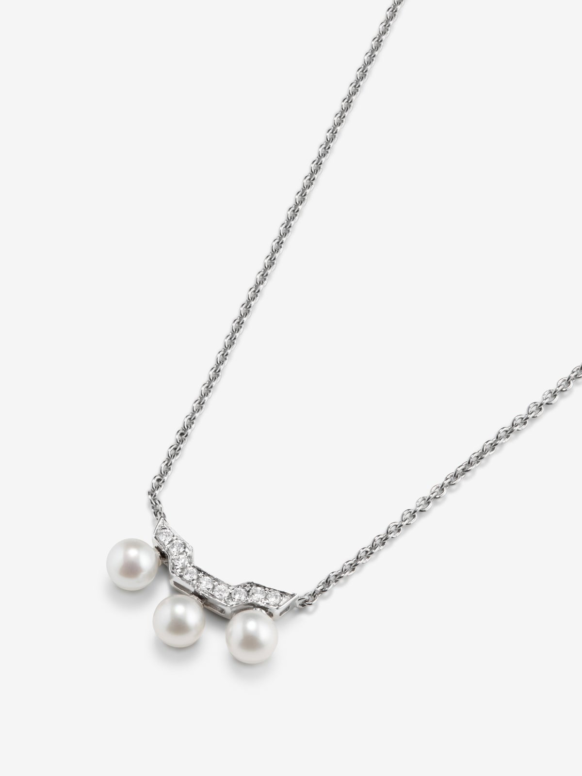 Colgante cadena de oro blanco de 18k con tres perlas Akoya y diamantes