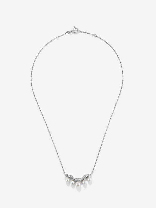 Colgante de oro blanco de 18K con 5 perlas akoya de 4 y 5mm y 16 diamantes blancos en talla brillante con un total de 0,22