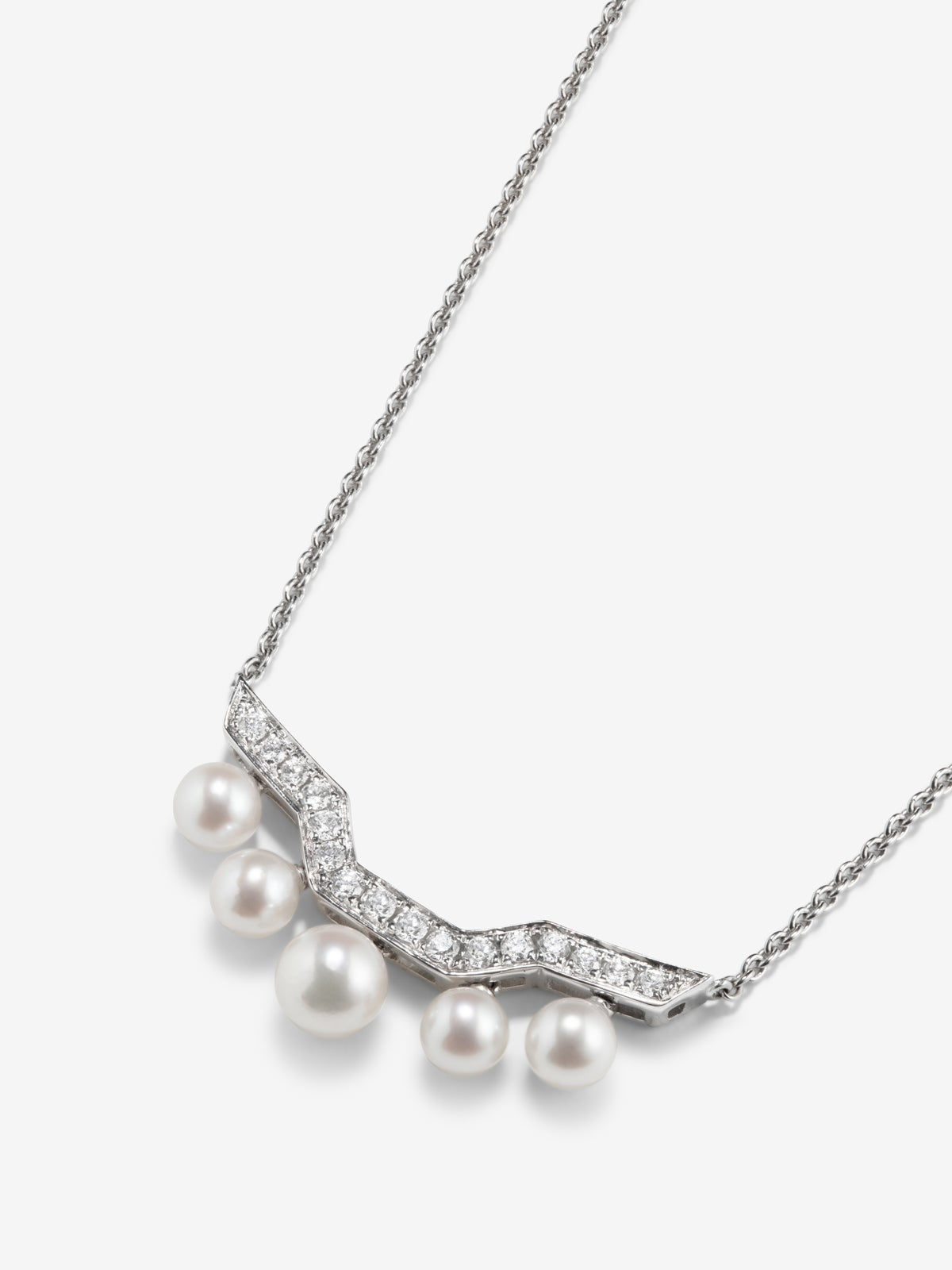 Colgante de oro blanco de 18K con 5 perlas akoya de 4 y 5mm y 16 diamantes blancos en talla brillante con un total de 0,22