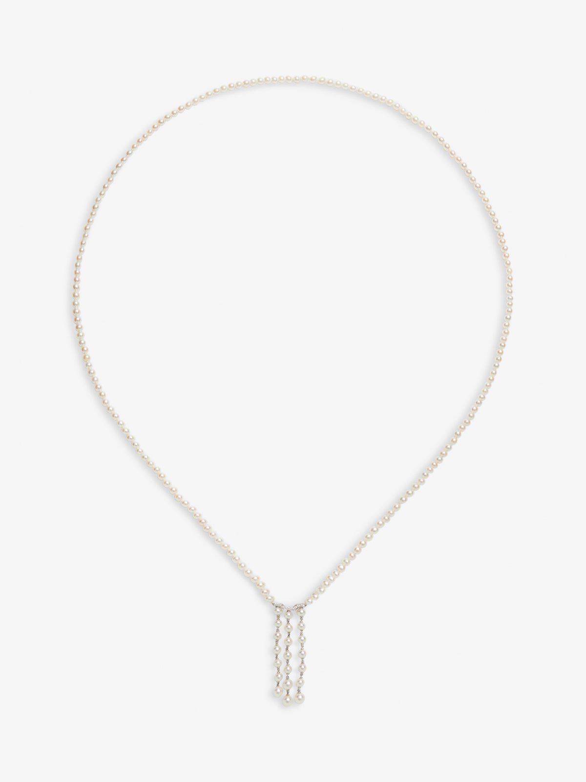 Colgante de oro blanco de 18K con 172 perlas akoya y 9 diamantes en talla brillante con un total de 0,09 cts