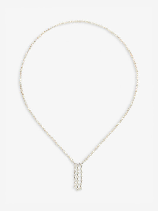 Colgante de oro blanco de 18K con 172 perlas akoya y 9 diamantes en talla brillante con un total de 0,09 cts