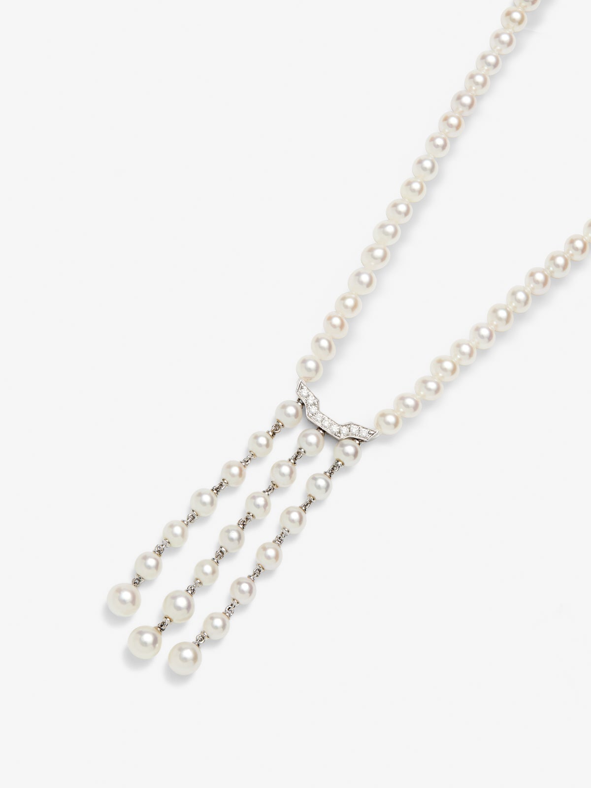 Colgante de oro blanco de 18K con 172 perlas akoya y 9 diamantes en talla brillante con un total de 0,09 cts