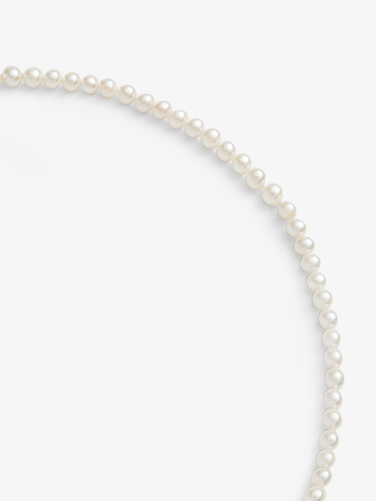 Colgante de oro blanco de 18K con 172 perlas akoya y 9 diamantes en talla brillante con un total de 0,09 cts