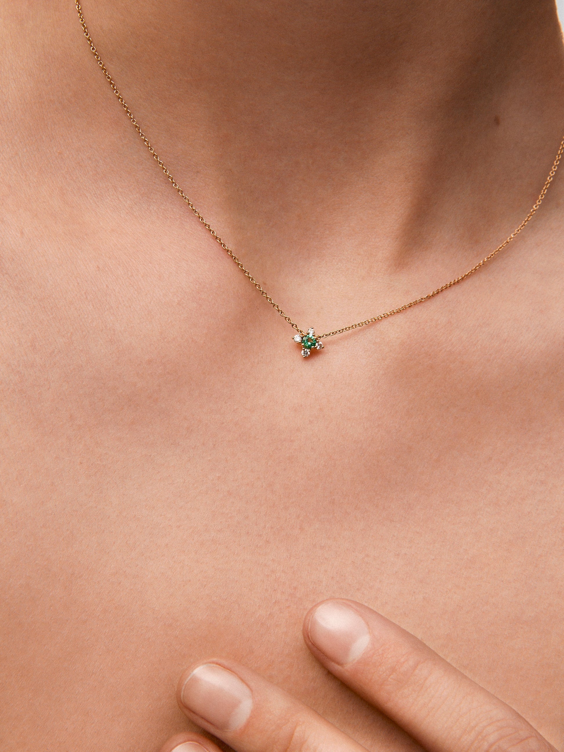 Colgante cadena flor de oro amarillo de 18K con esmeralda y diamantes