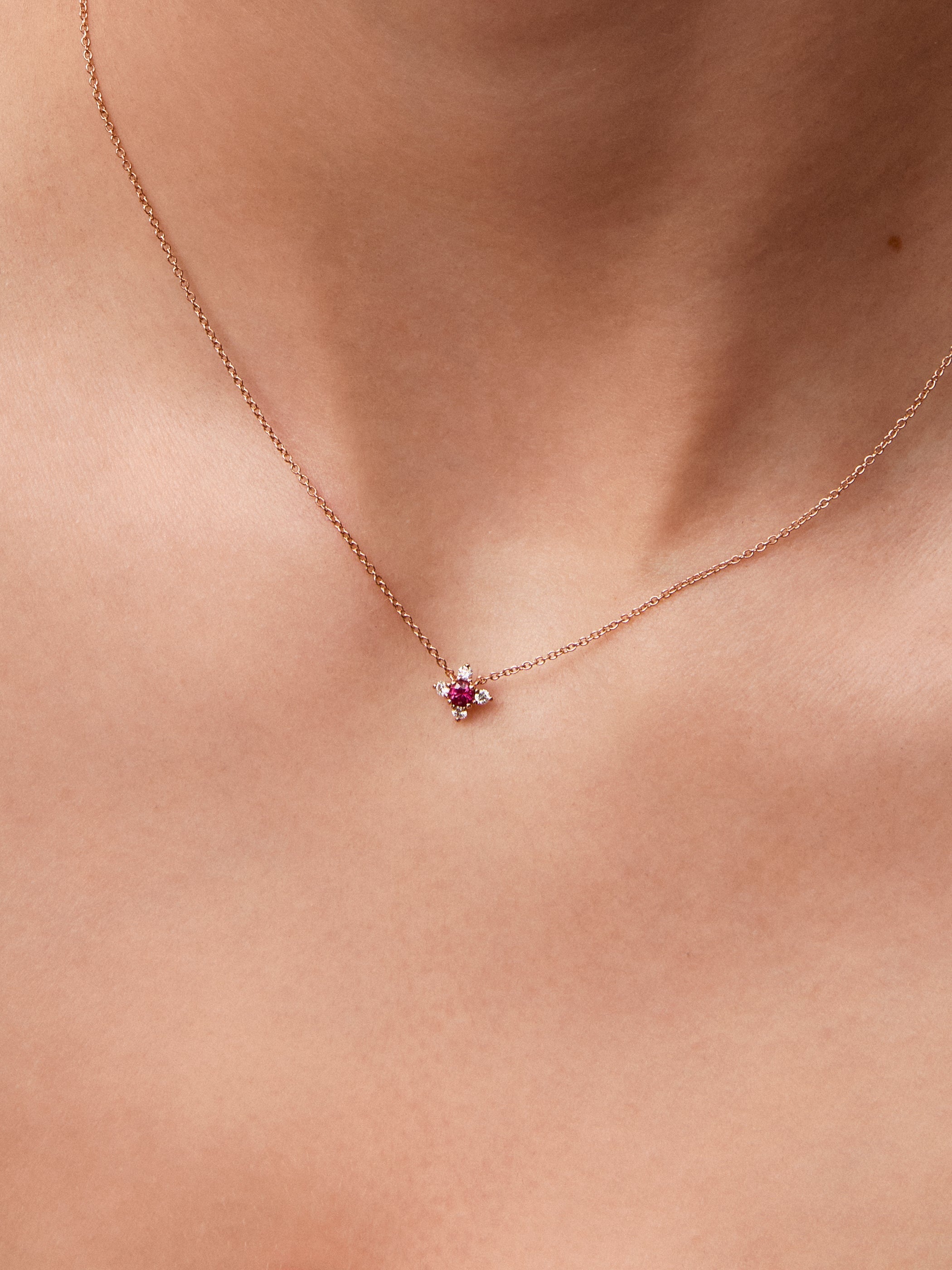 Colgante cadena flor de oro rosa de 18K con rubí y diamantes