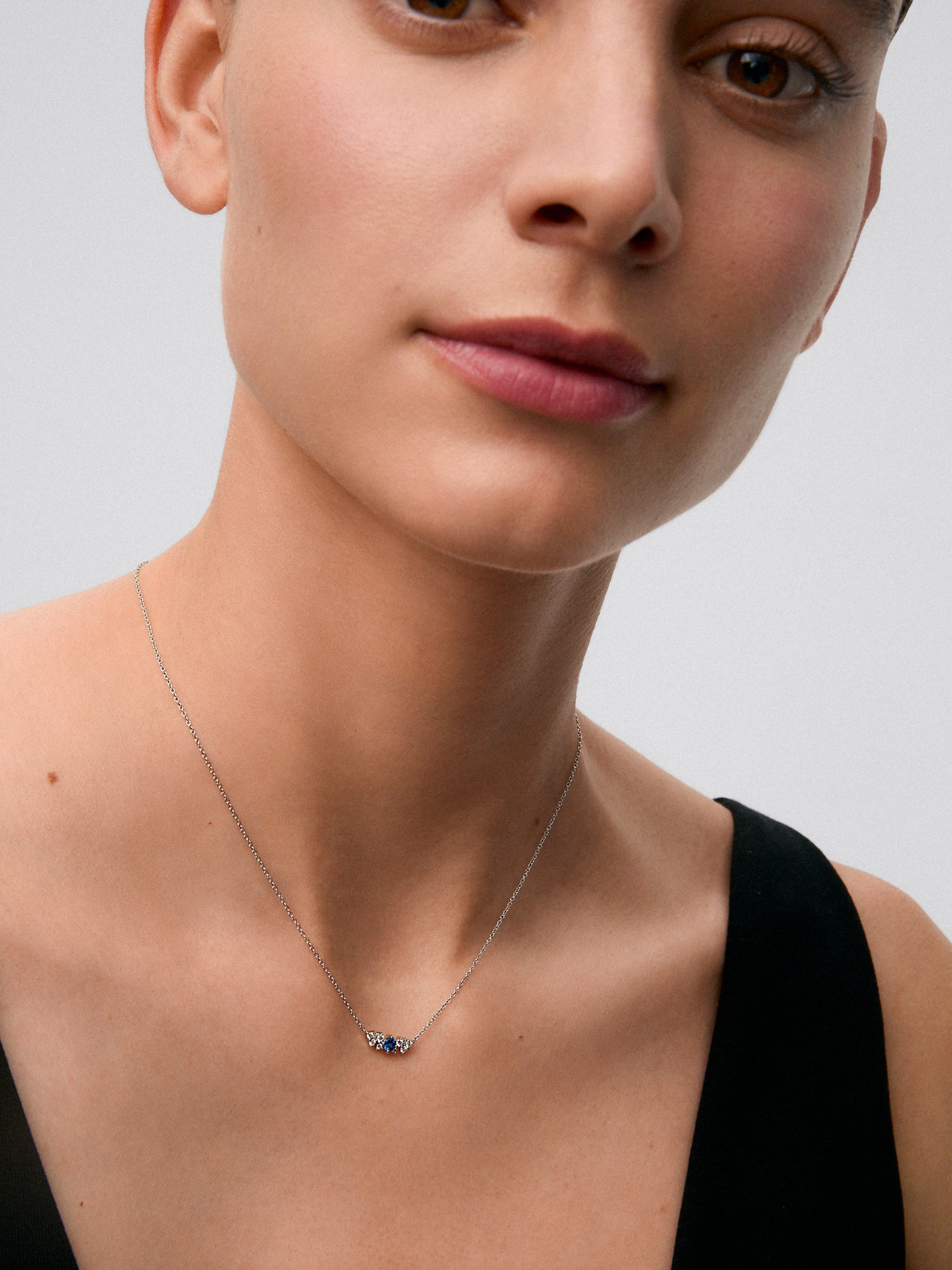 Colgante cadena de oro blanco de 18K con zafiro y diamantes