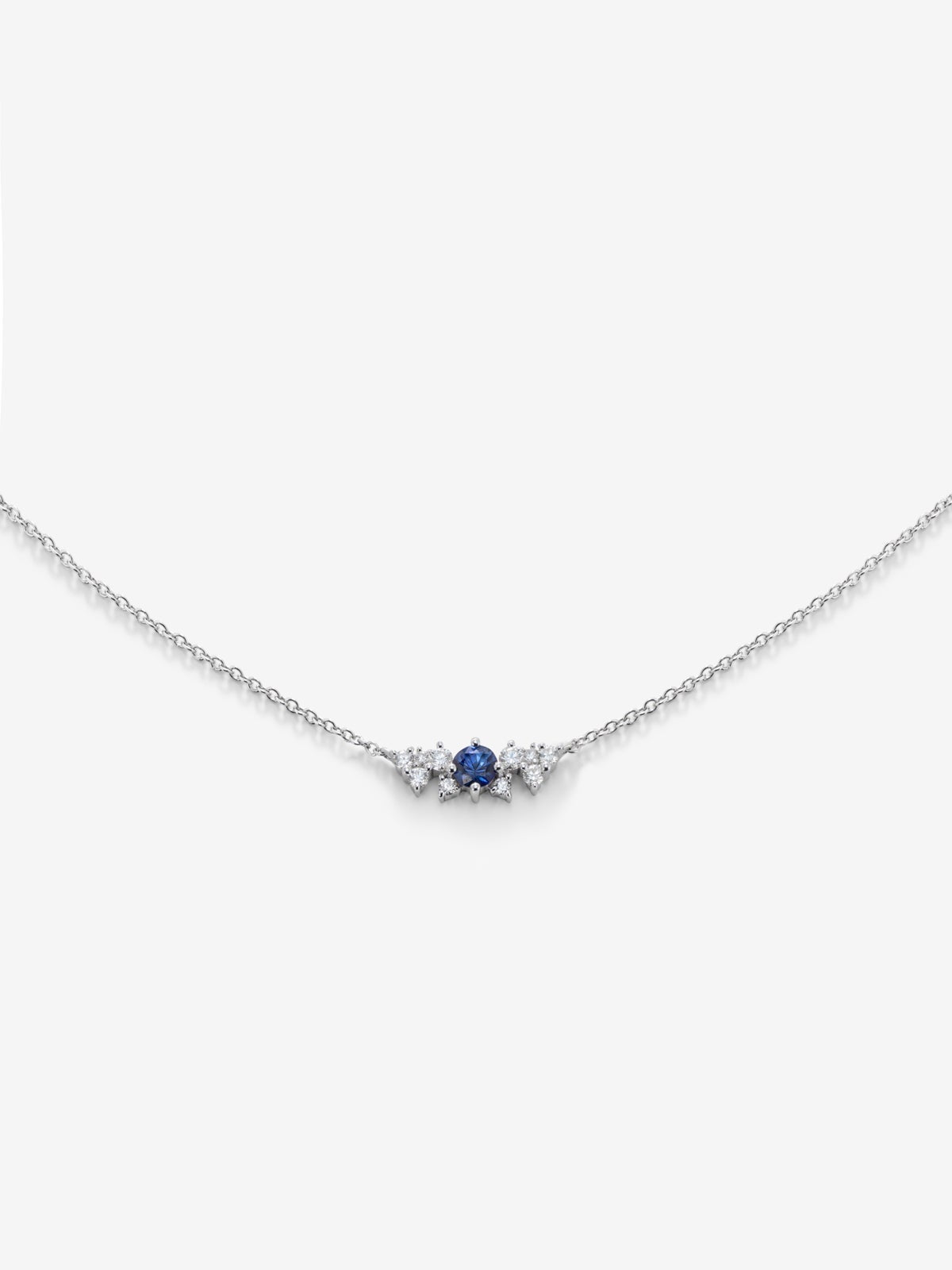 Colgante cadena de oro blanco de 18K con zafiro y diamantes