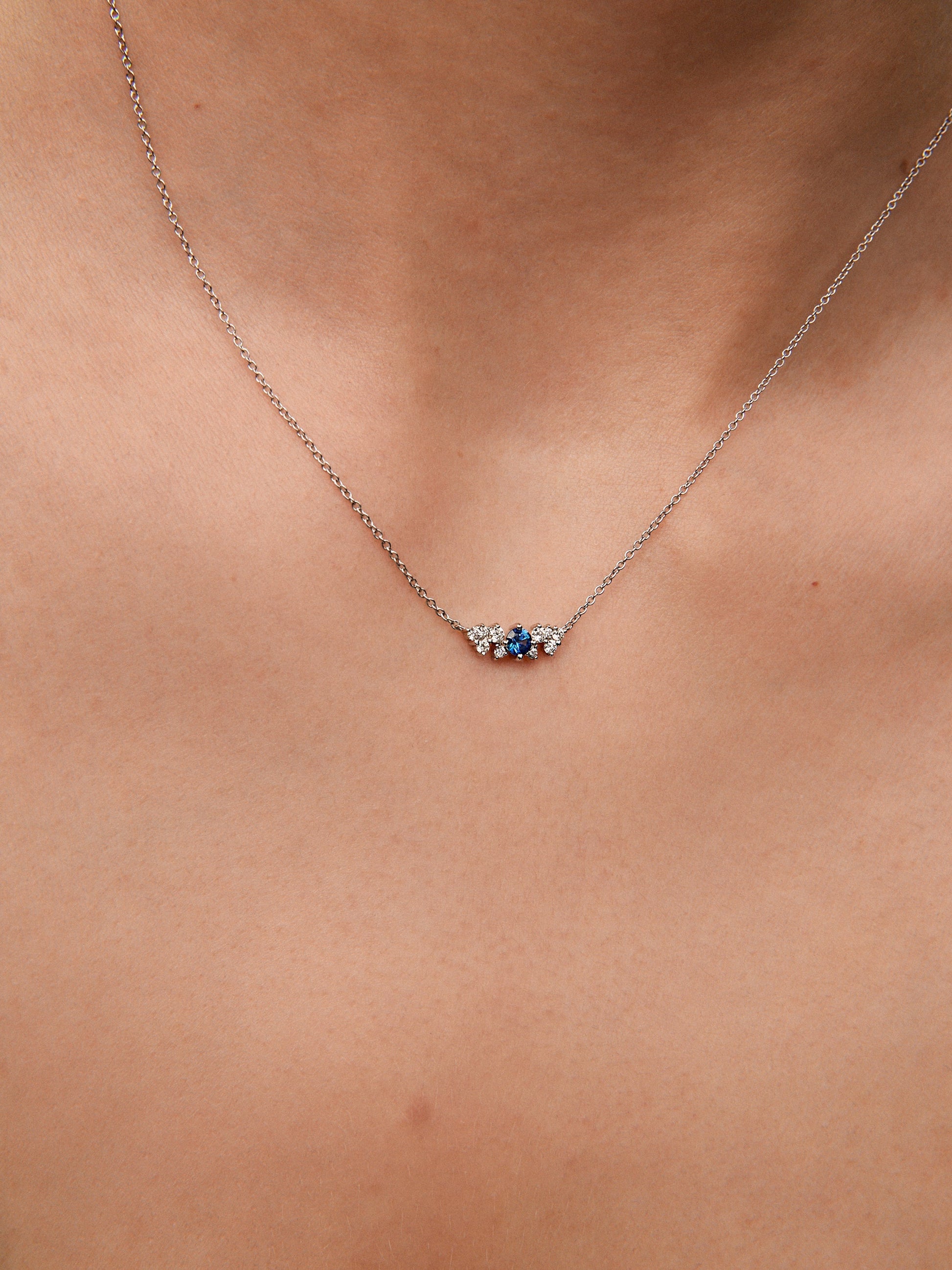 Colgante cadena de oro blanco de 18K con zafiro y diamantes