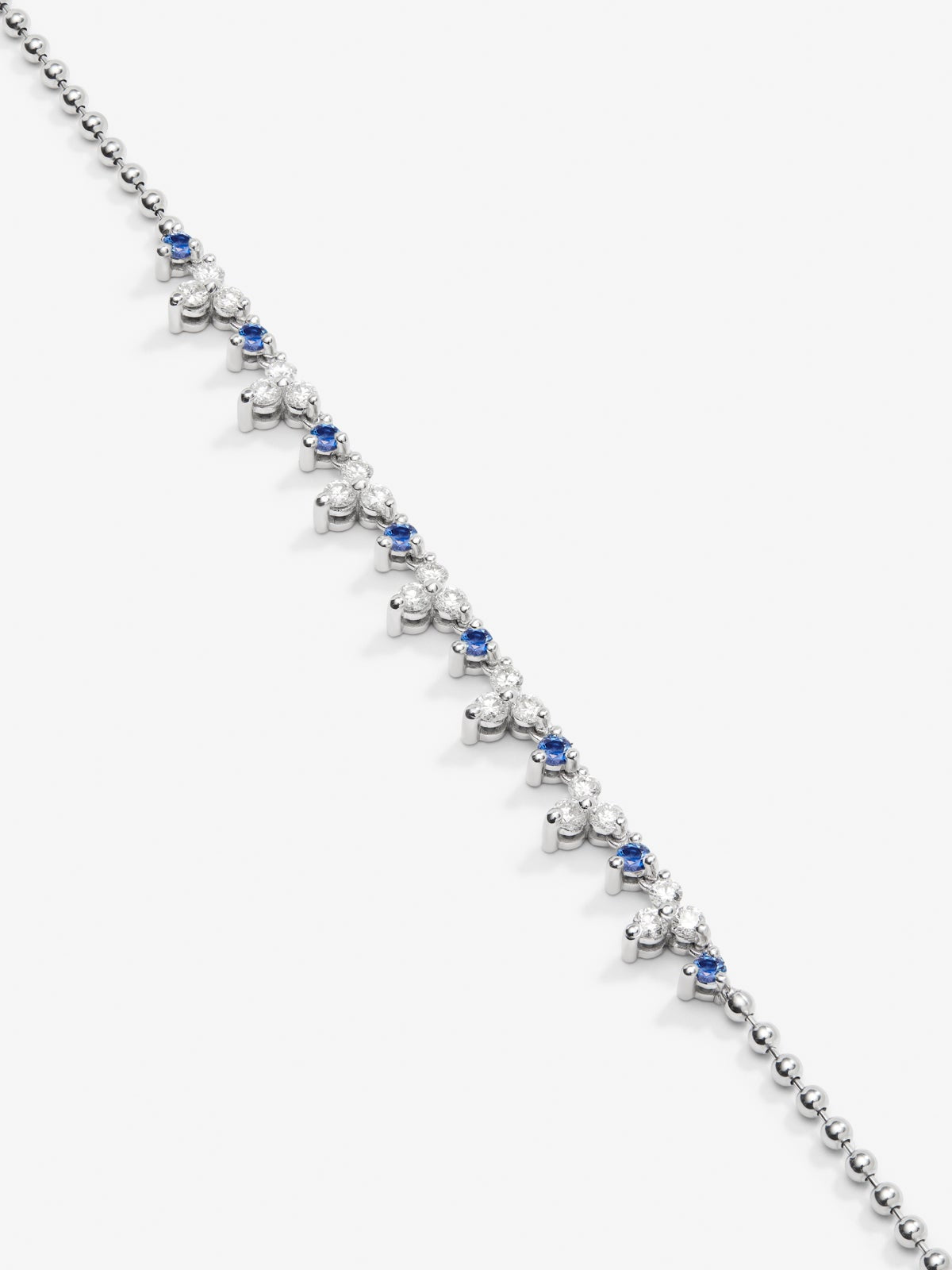 Colgante de oro blanco de 18K con 8 zafiros azules en talla brillante con un total de 1,35 cts y 21 diamantes en talla brillante con un total de 1,25 cts