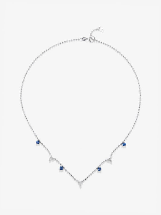 Colgante de oro blanco de 18K con 4 zafiros azules en talla brillante con un total de 0,85 cts y 9 diamantes en talla brillante con un total de 0,54 cts