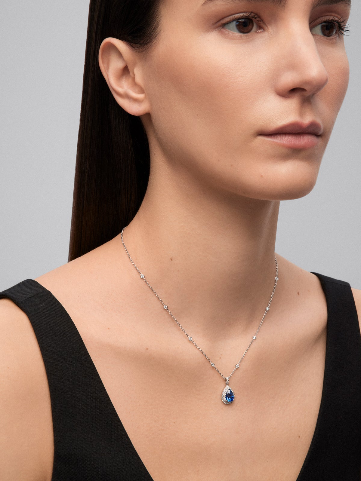 Colgante de oro blanco de 18K con un zafiro azul cornflower en talla pera