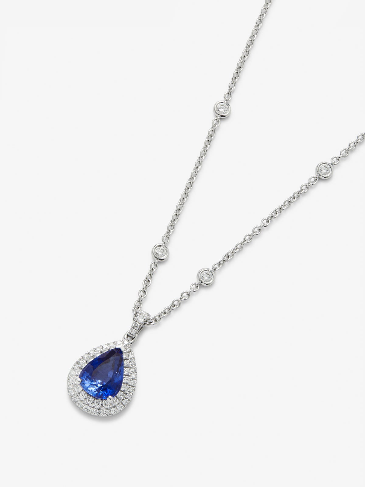 Colgante de oro blanco de 18K con un zafiro azul cornflower en talla pera