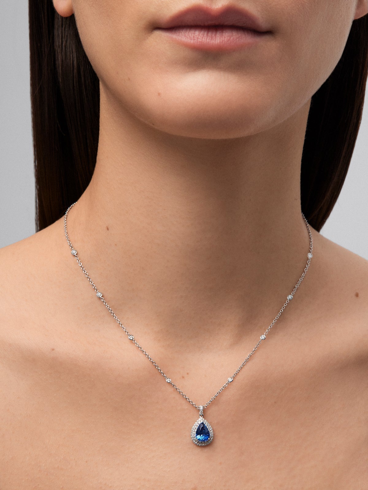 Colgante de oro blanco de 18K con un zafiro azul cornflower en talla pera