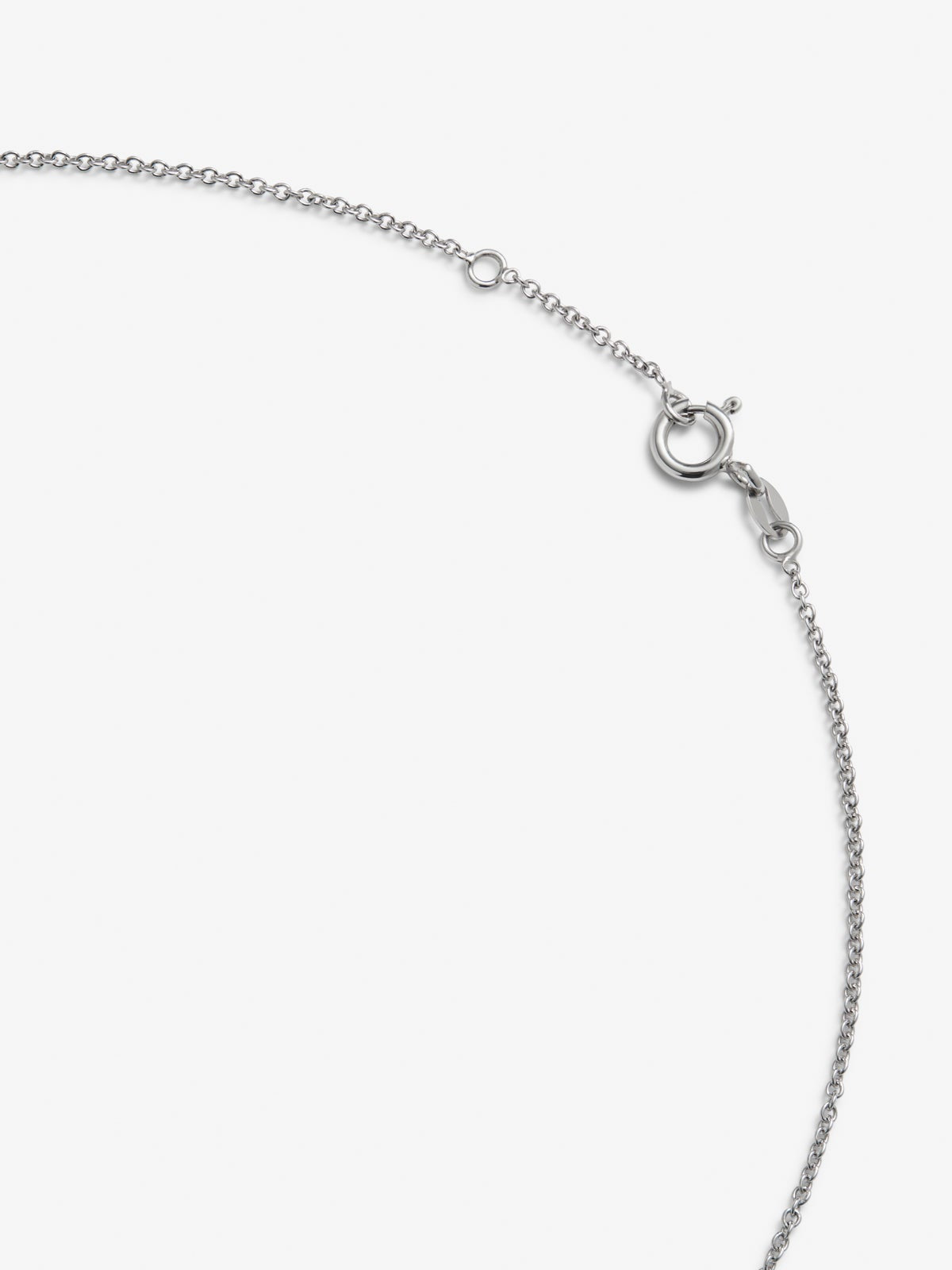 Colgante de oro blanco de 18K con un zafiro azul cornflower en talla pera