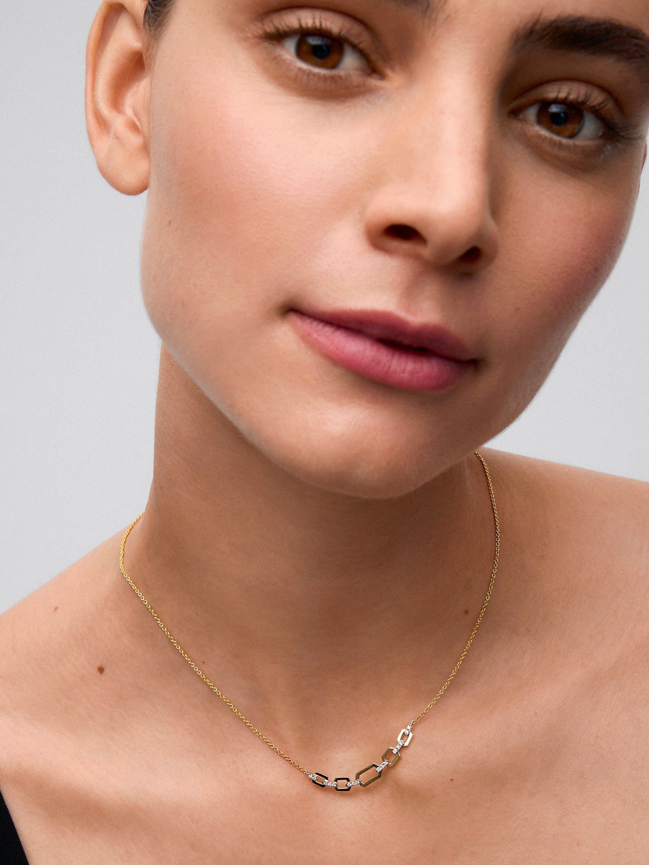 Colgante de oro blanco y amarillo de 18K con diamantes blancos en talla brillante de 0,11 cts