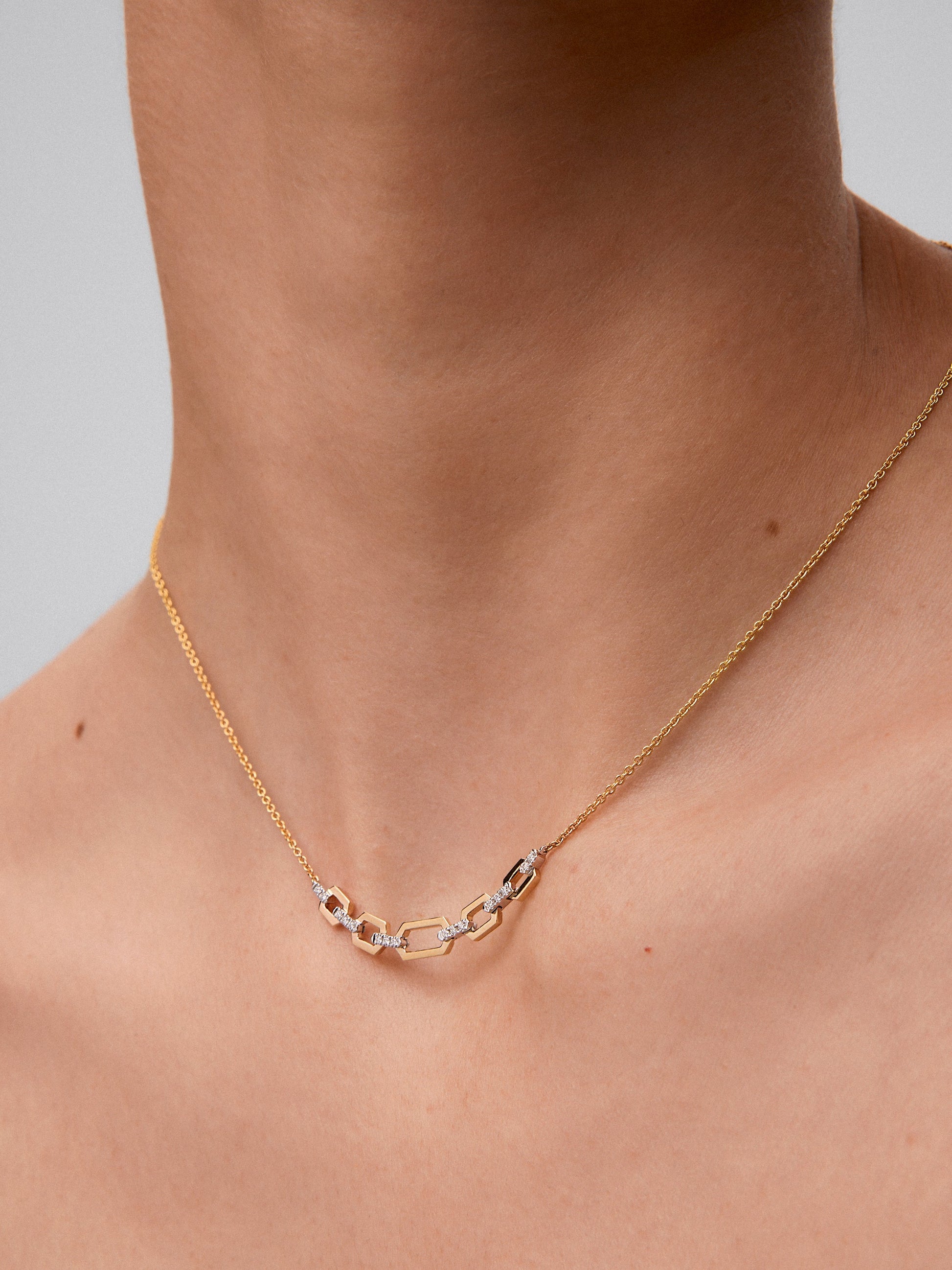 Colgante de oro blanco y amarillo de 18K con diamantes blancos en talla brillante de 0,11 cts