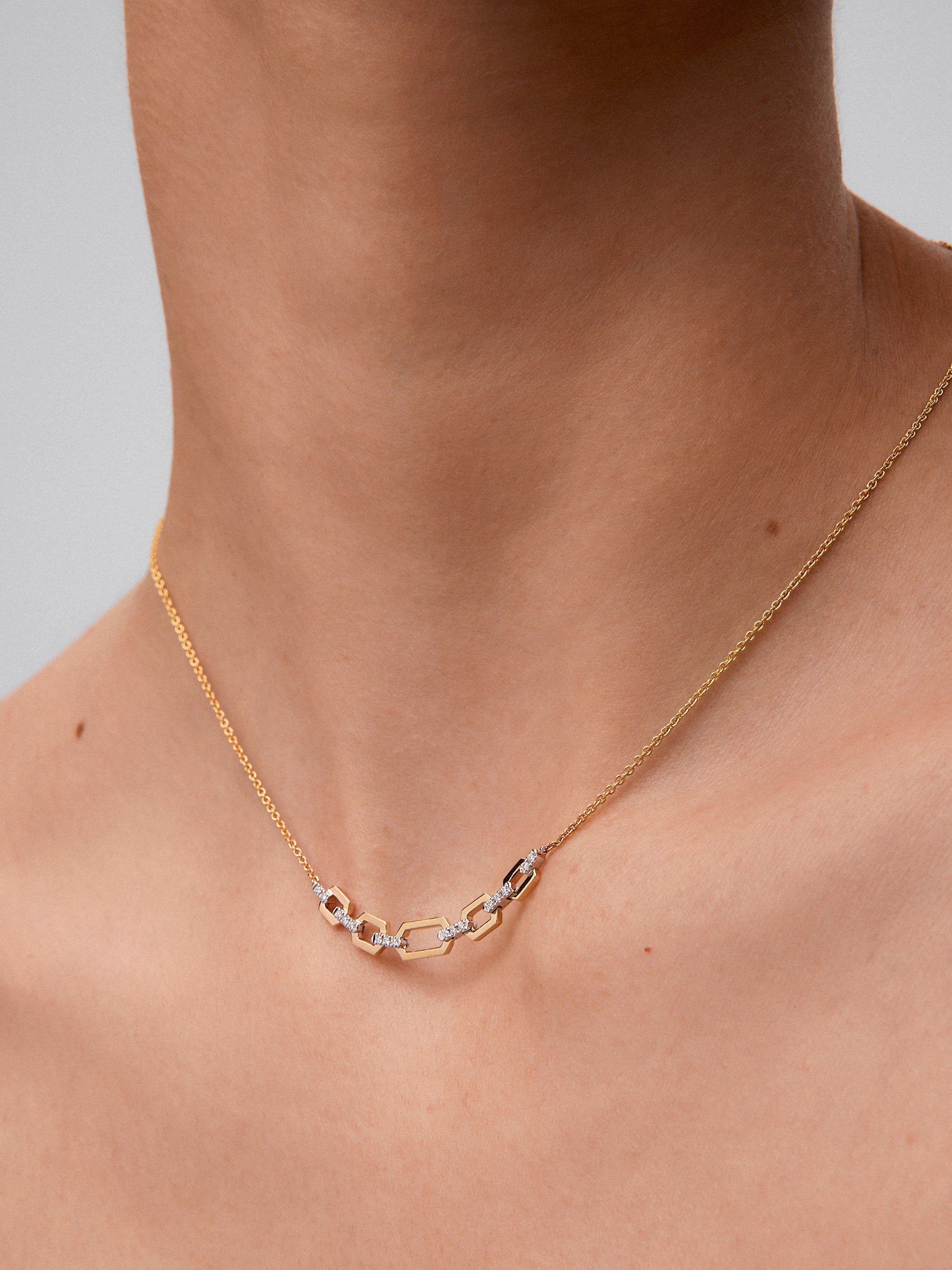 Colgante de oro blanco y amarillo de 18K con diamantes blancos en talla brillante de 0,11 cts