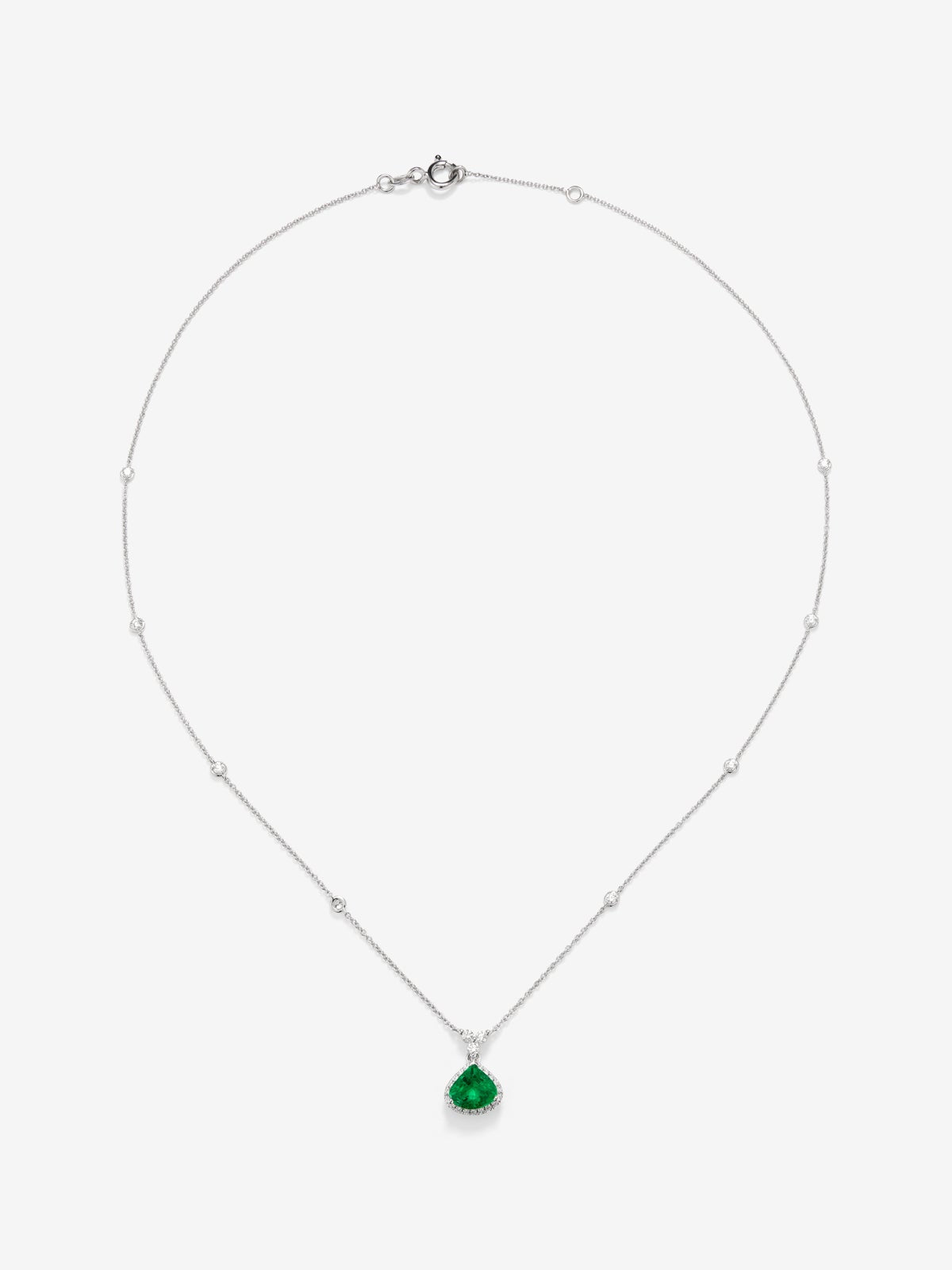 Colgante de oro blanco de 18K con esmeralda verde en talla pera de 1,19 cts y 11 diamantes en talla brillante con un total de 0,27 cts