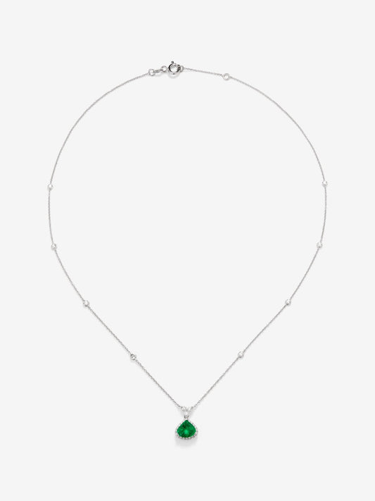 Colgante de oro blanco de 18K con esmeralda verde en talla pera de 1,19 cts y 11 diamantes en talla brillante con un total de 0,27 cts