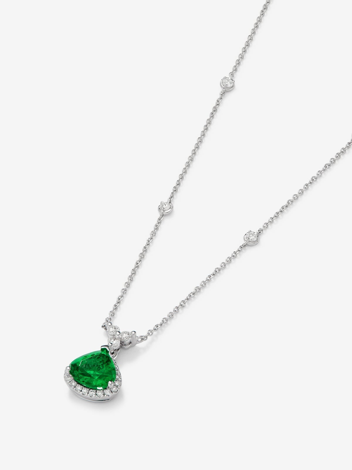 Colgante de oro blanco de 18K con esmeralda verde en talla pera de 1,19 cts y 11 diamantes en talla brillante con un total de 0,27 cts