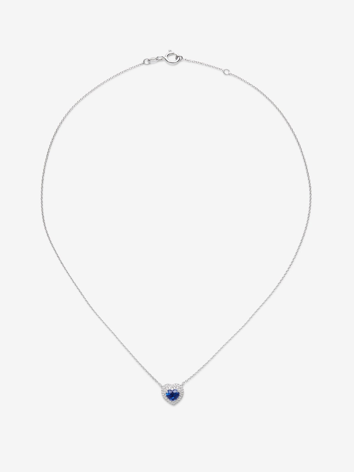Colgante de oro blanco de 18K con zafiro azul en talla corazón de 0,97 cts y diamantes en talla brillante con un total de 0,22 cts