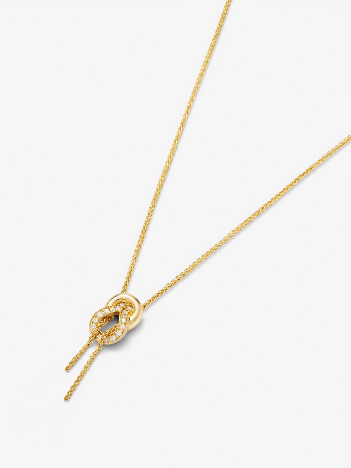 Colgante de oro amarillo de 18K con diamantes blancos en talla brillante de 0,05 cts y forma de nudo