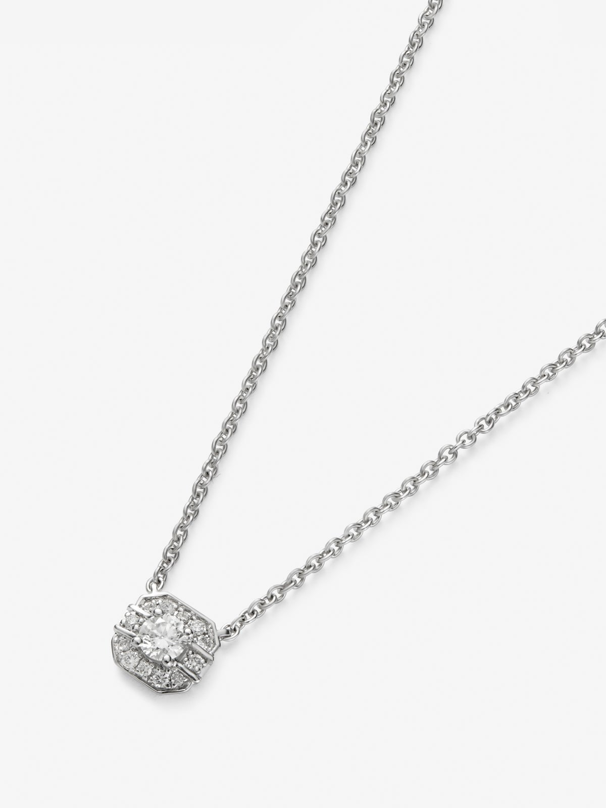 Colgante de oro blanco de 18K con diamante central en talla brillante de 0,1 cts y 12 diamantes en talla brillante con un total de 0,15 cts