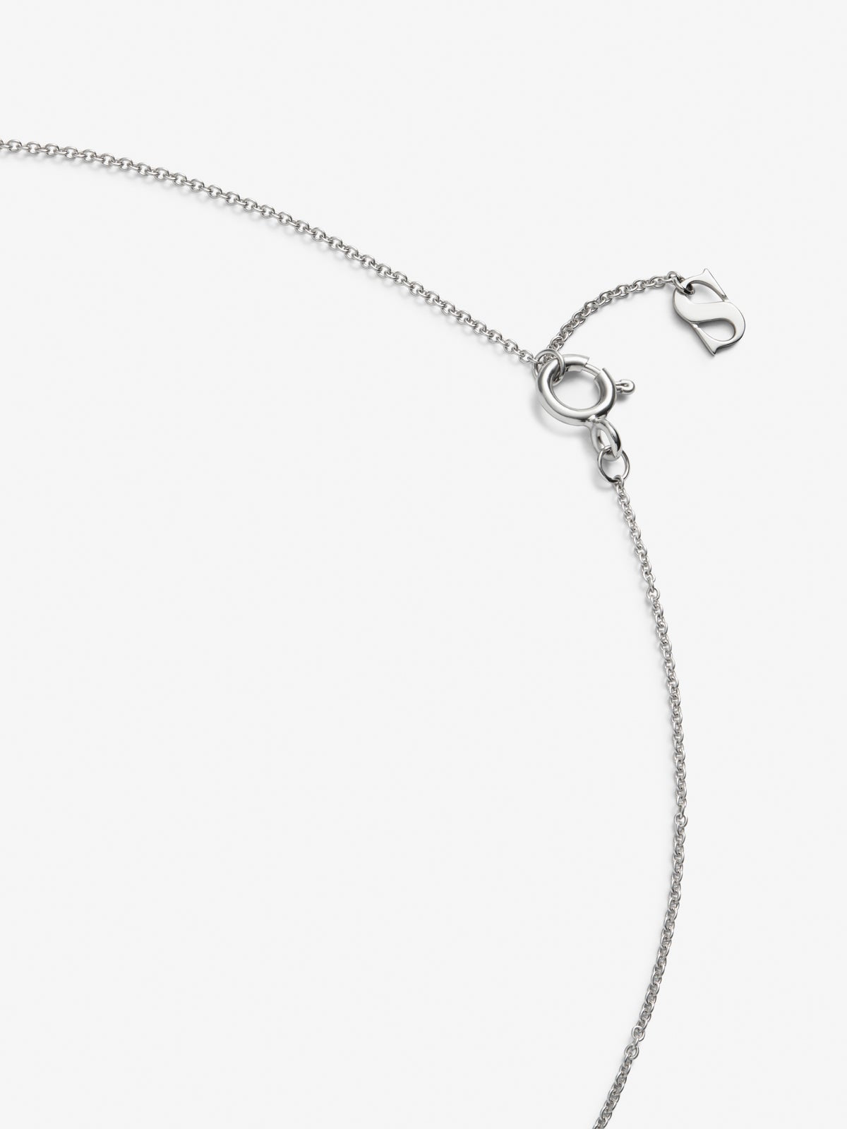 Colgante de oro blanco de 18K con diamante central en talla brillante de 0,1 cts y 12 diamantes en talla brillante con un total de 0,15 cts
