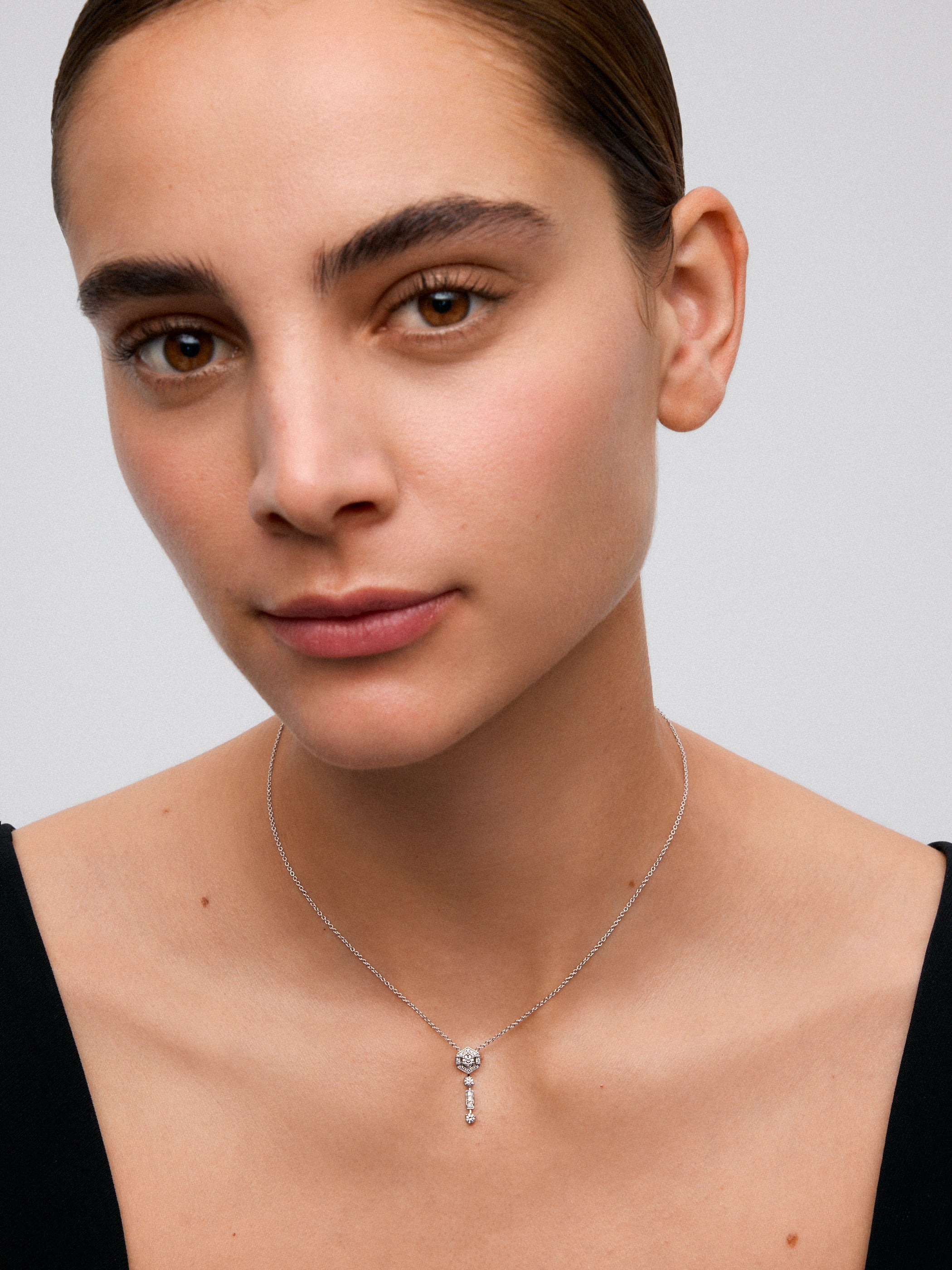 Pendientes de oro blanco de 18K con 4 diamantes en talla pera con un total de 0,88 cts, diamantes en talla oval con un total de 0,1 y 20 diamantes en talla brillante con un total de 0,42