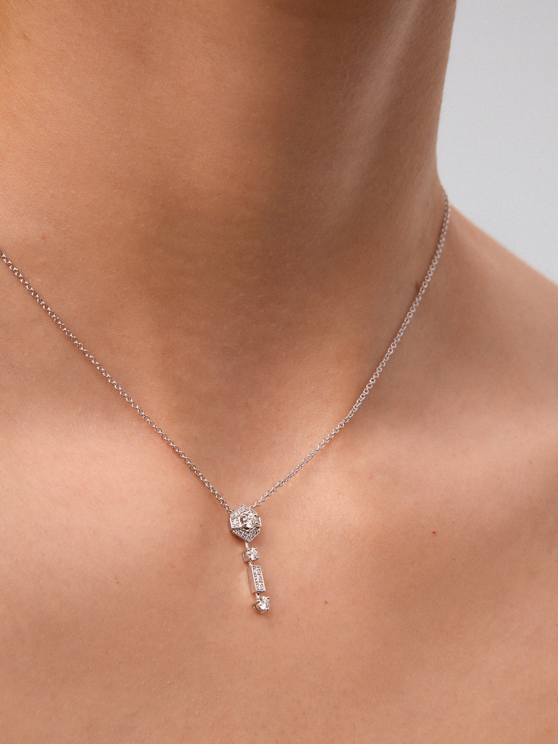 Pendientes de oro blanco de 18K con 4 diamantes en talla pera con un total de 0,88 cts, diamantes en talla oval con un total de 0,1 y 20 diamantes en talla brillante con un total de 0,42