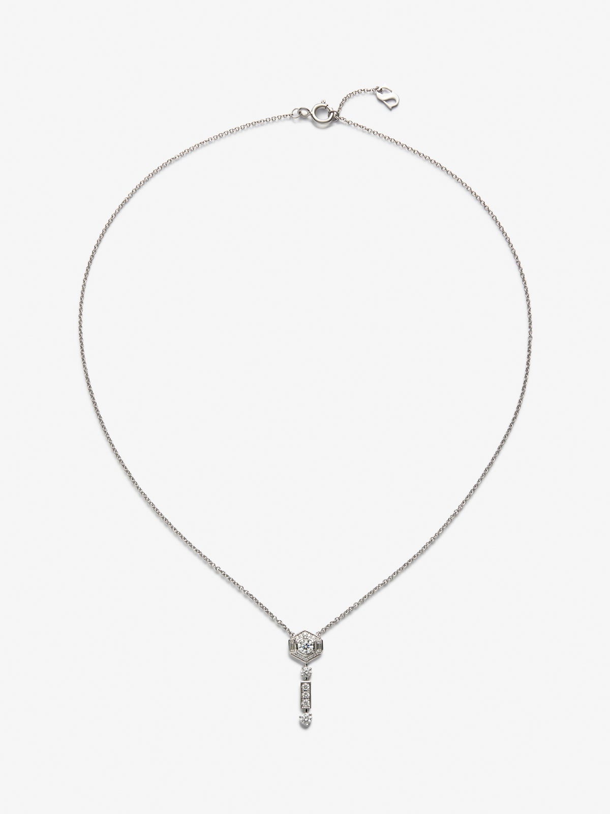 Pendientes de oro blanco de 18K con 4 diamantes en talla pera con un total de 0,88 cts, diamantes en talla oval con un total de 0,1 y 20 diamantes en talla brillante con un total de 0,42