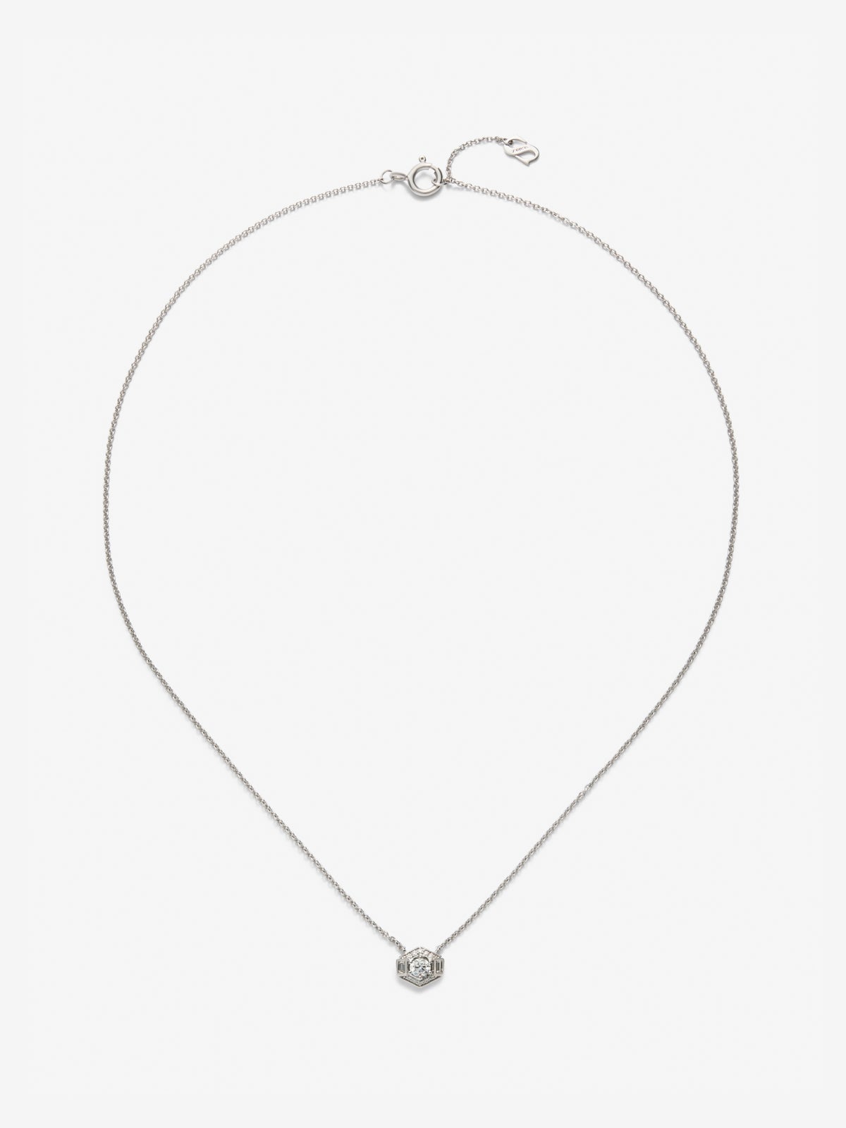 Colgante de oro blanco de 18K con diamante central en talla brillante de 0,2 cts y orla de 2 diamantes en talla baguette con un total de 0,05 cts y 10 diamantes en talla brillante con un total de 0,035 cts