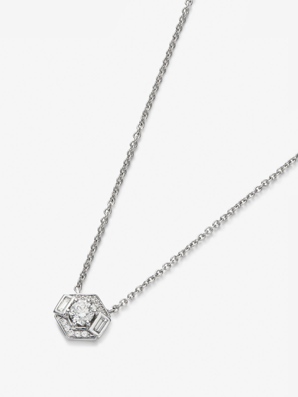 Colgante de oro blanco de 18K con diamante central en talla brillante de 0,2 cts y orla de 2 diamantes en talla baguette con un total de 0,05 cts y 10 diamantes en talla brillante con un total de 0,035 cts
