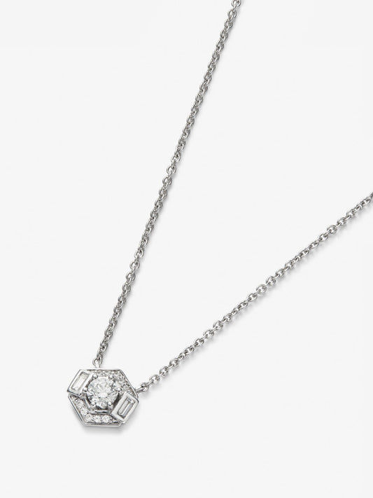 Colgante de oro blanco de 18K con diamante central en talla brillante de 0,2 cts y orla de 2 diamantes en talla baguette con un total de 0,05 cts y 10 diamantes en talla brillante con un total de 0,035 cts