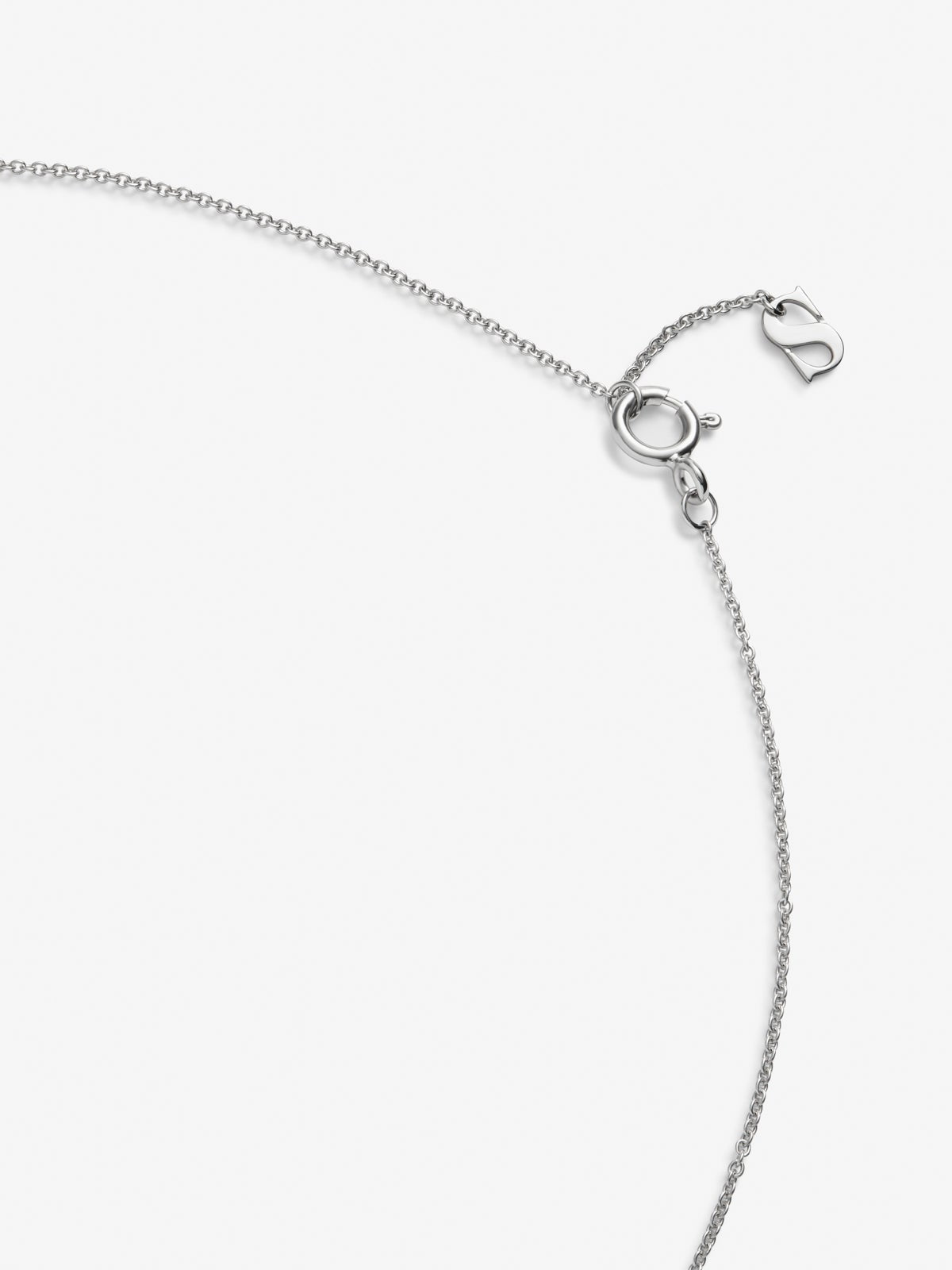 Colgante de oro blanco de 18K con diamante central en talla brillante de 0,2 cts y orla de 2 diamantes en talla baguette con un total de 0,05 cts y 10 diamantes en talla brillante con un total de 0,035 cts