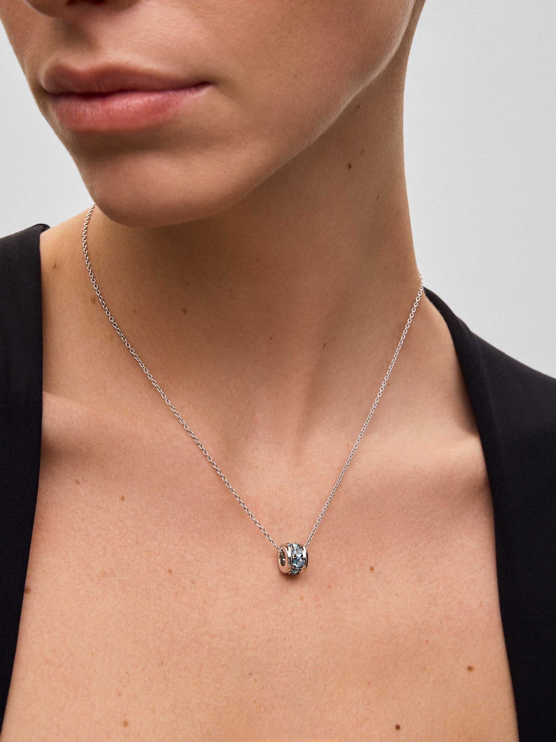 Colgante de plata 925 con pavé de topacios azul swiss en talla brillante