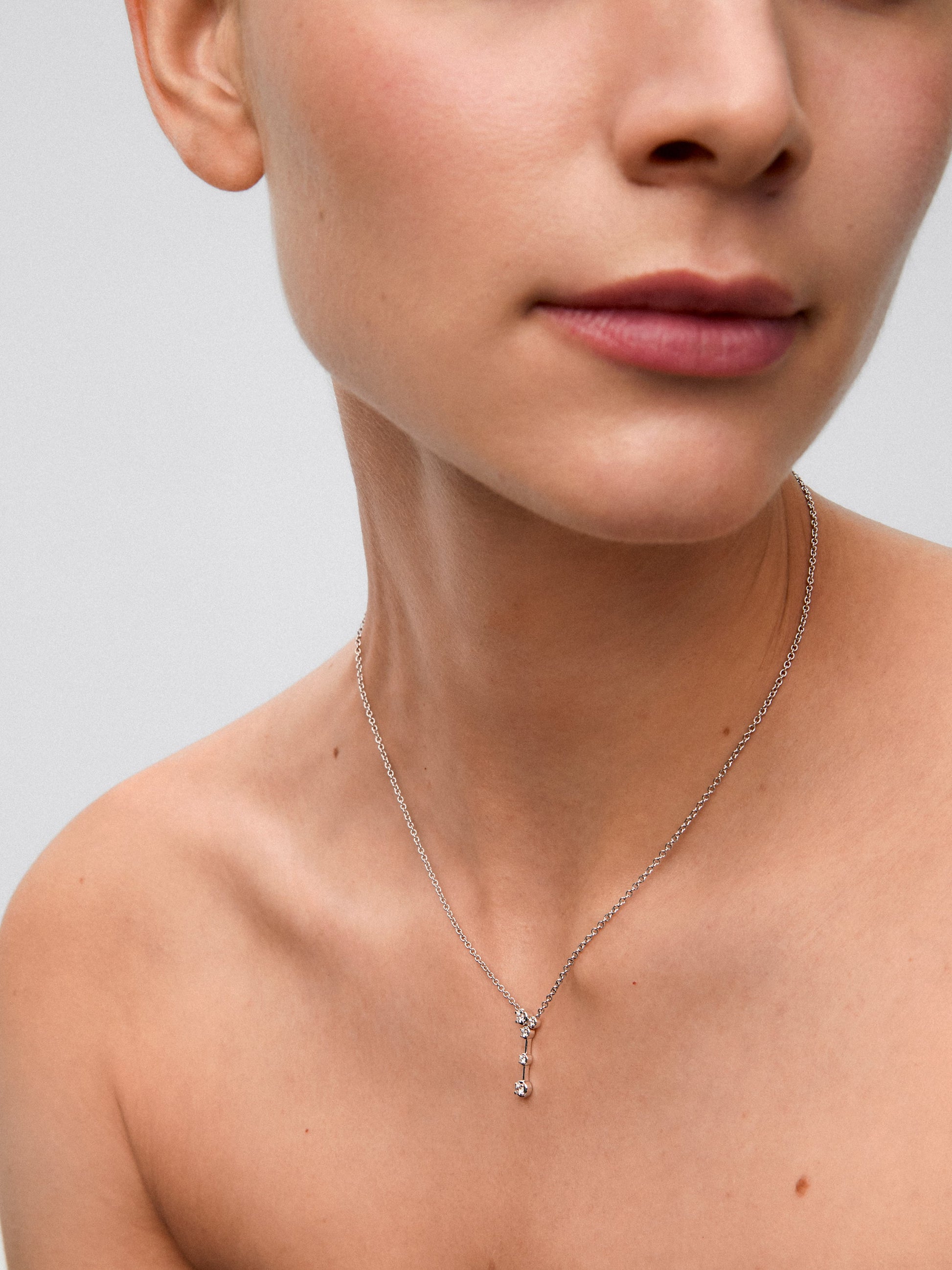 Colgante de oro blanco de 18K con 5 diamantes en talla brillante con un total de 0,13 cts