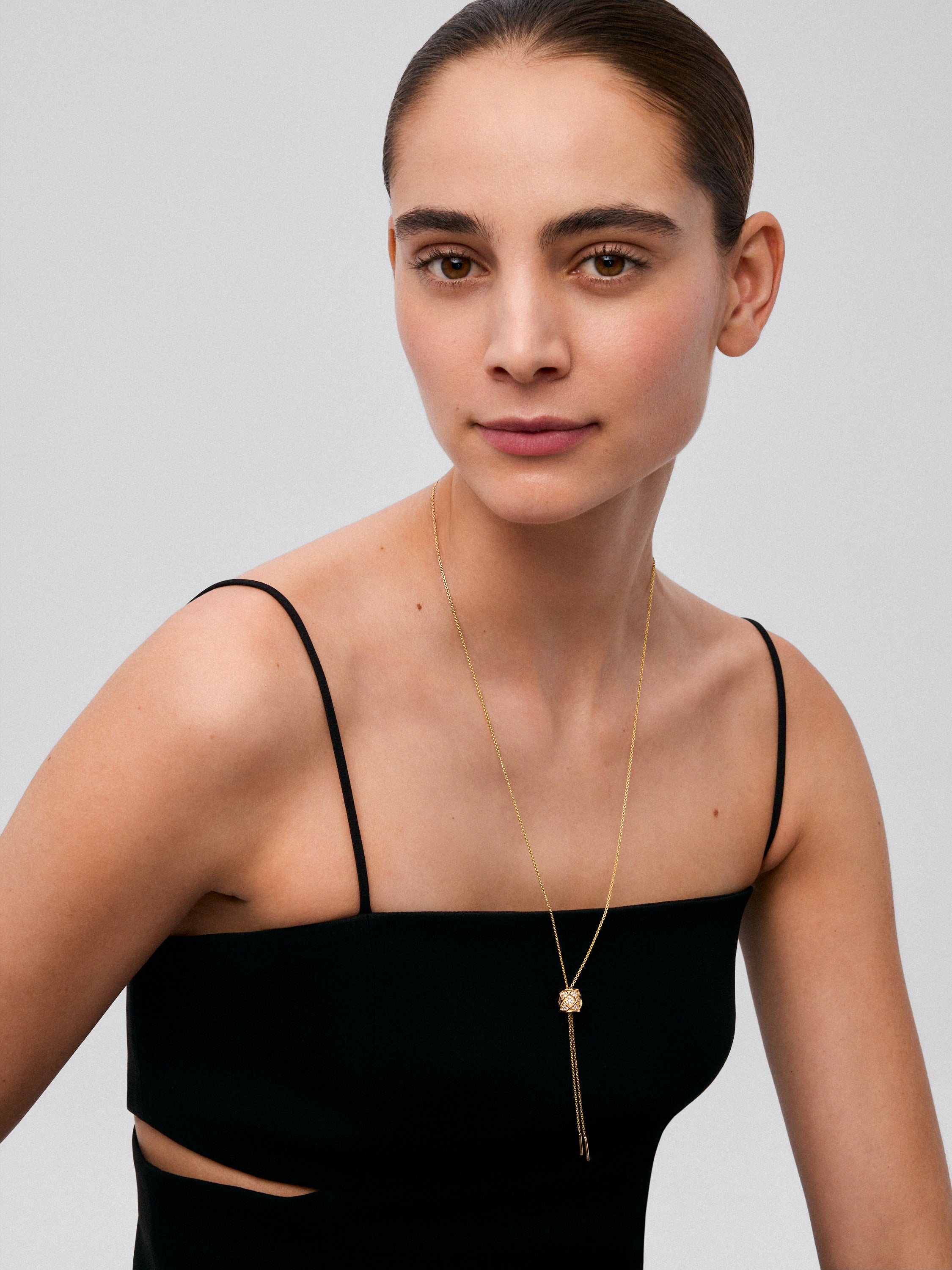 Colgante largo de oro amarillo de 18K con pavé de 95 diamantes en talla brillante con un total de 0,4 cts