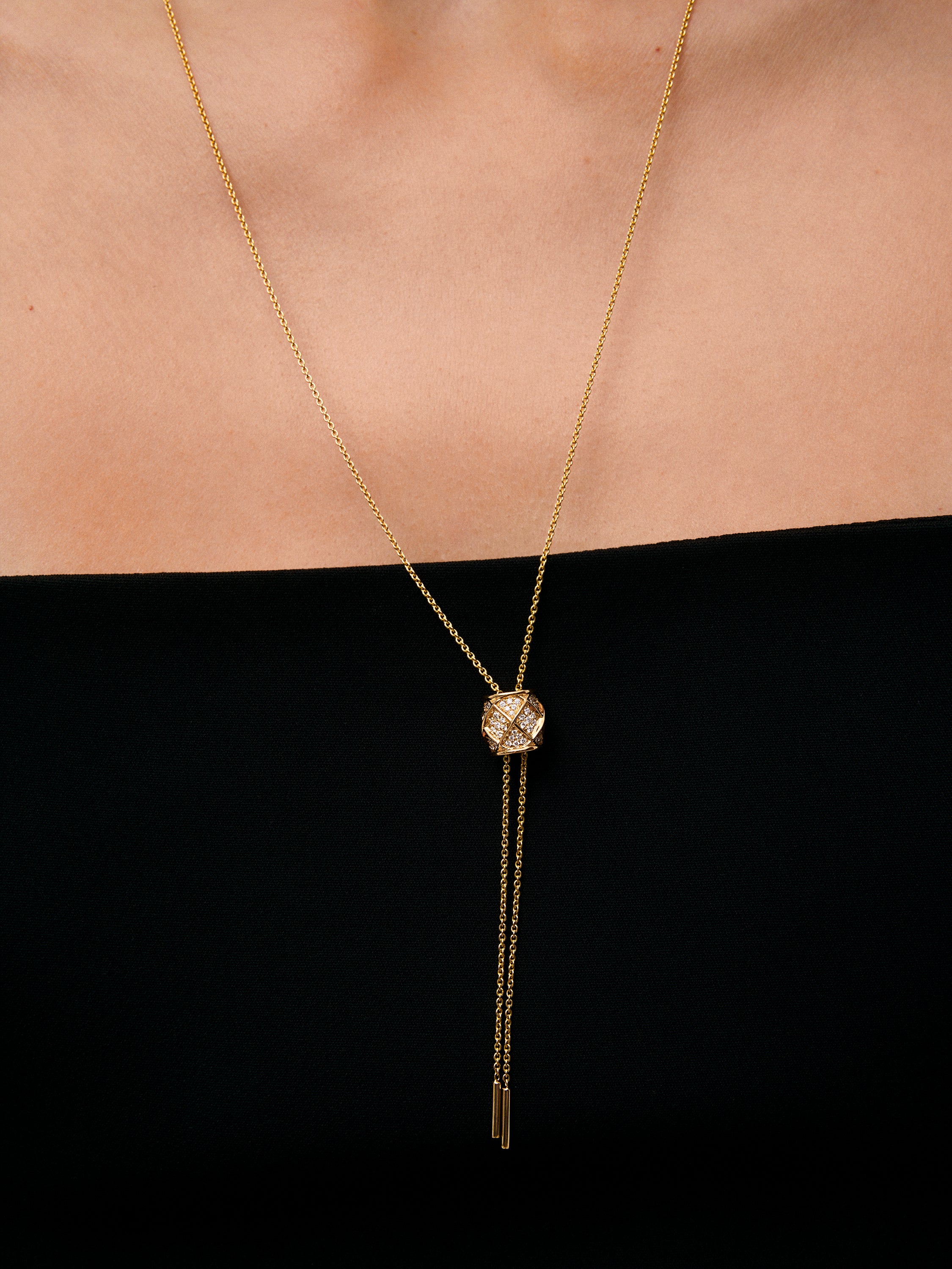 Colgante largo de oro amarillo de 18K con pavé de 95 diamantes en talla brillante con un total de 0,4 cts