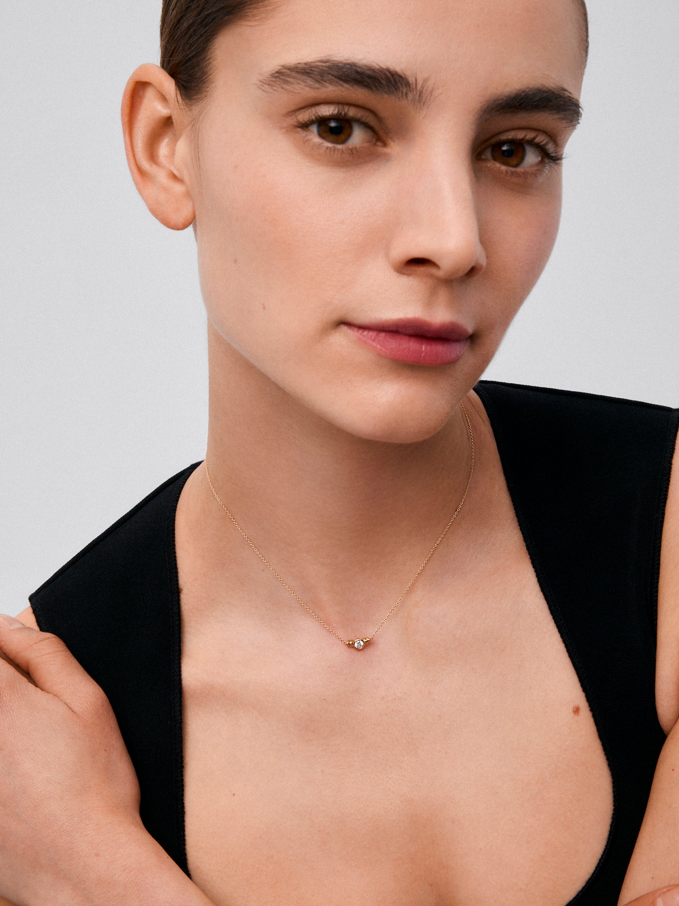 Colgante de oro amarillo de 18K con diamante en talla brillante de 0,17 cts
