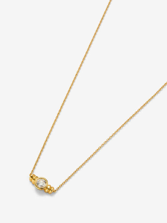 Colgante de oro amarillo de 18K con diamante en talla brillante de 0,17 cts