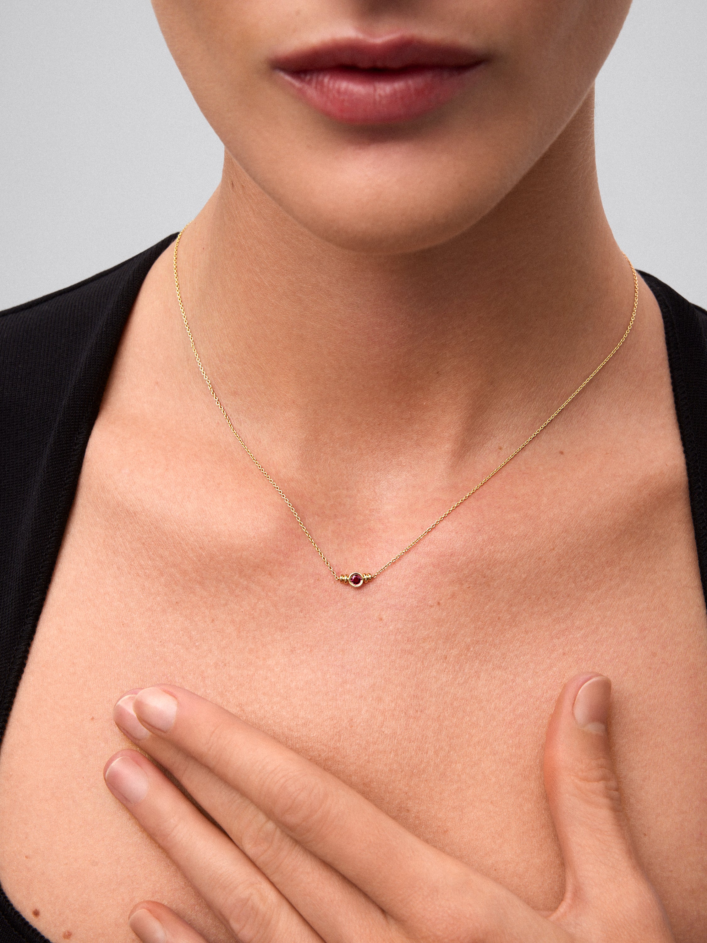 Colgante de oro amarillo de 18K con rubí rojo en talla brillante de 0,1 cts