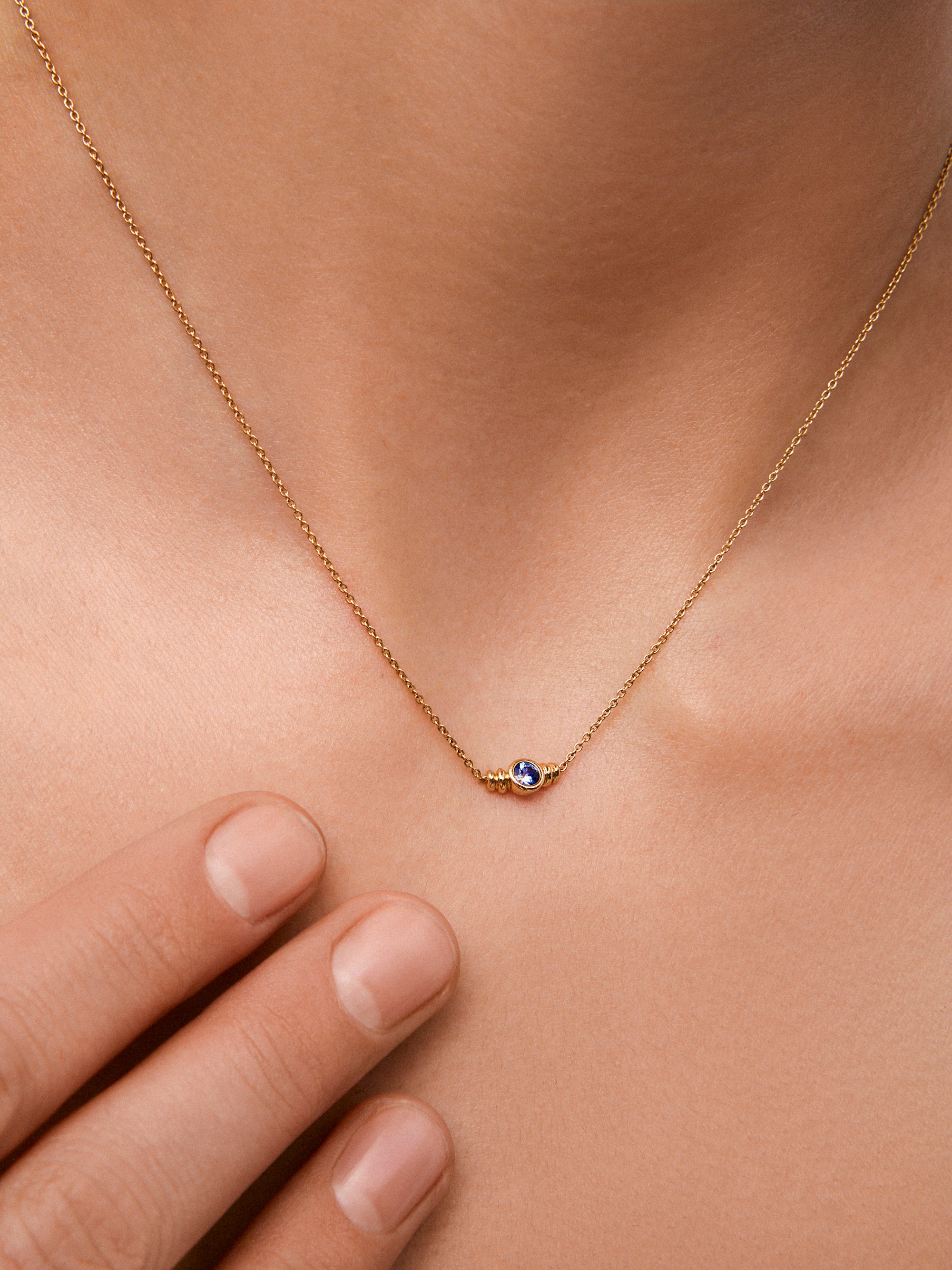 Colgante de oro amarillo de 18K con zafiro en talla brillante de 0,1cts 