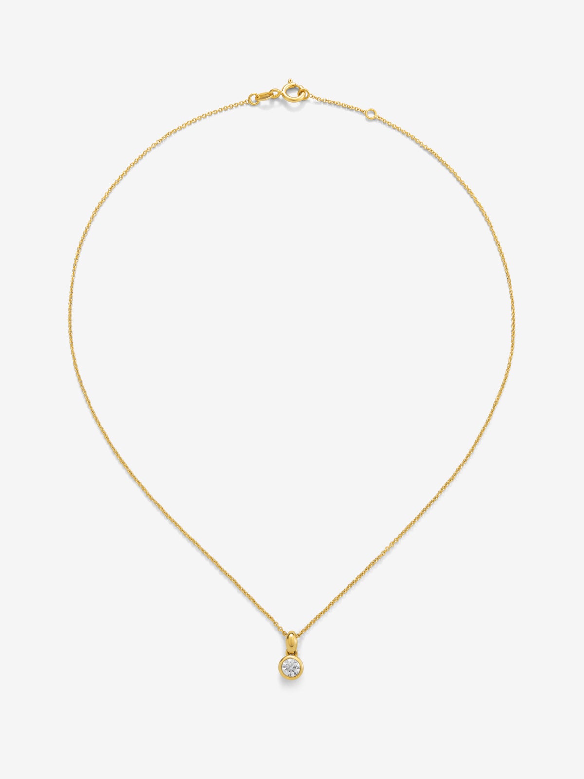 Charm de oro amarillo de 18K con diamante en talla brillante de 0,4 cts