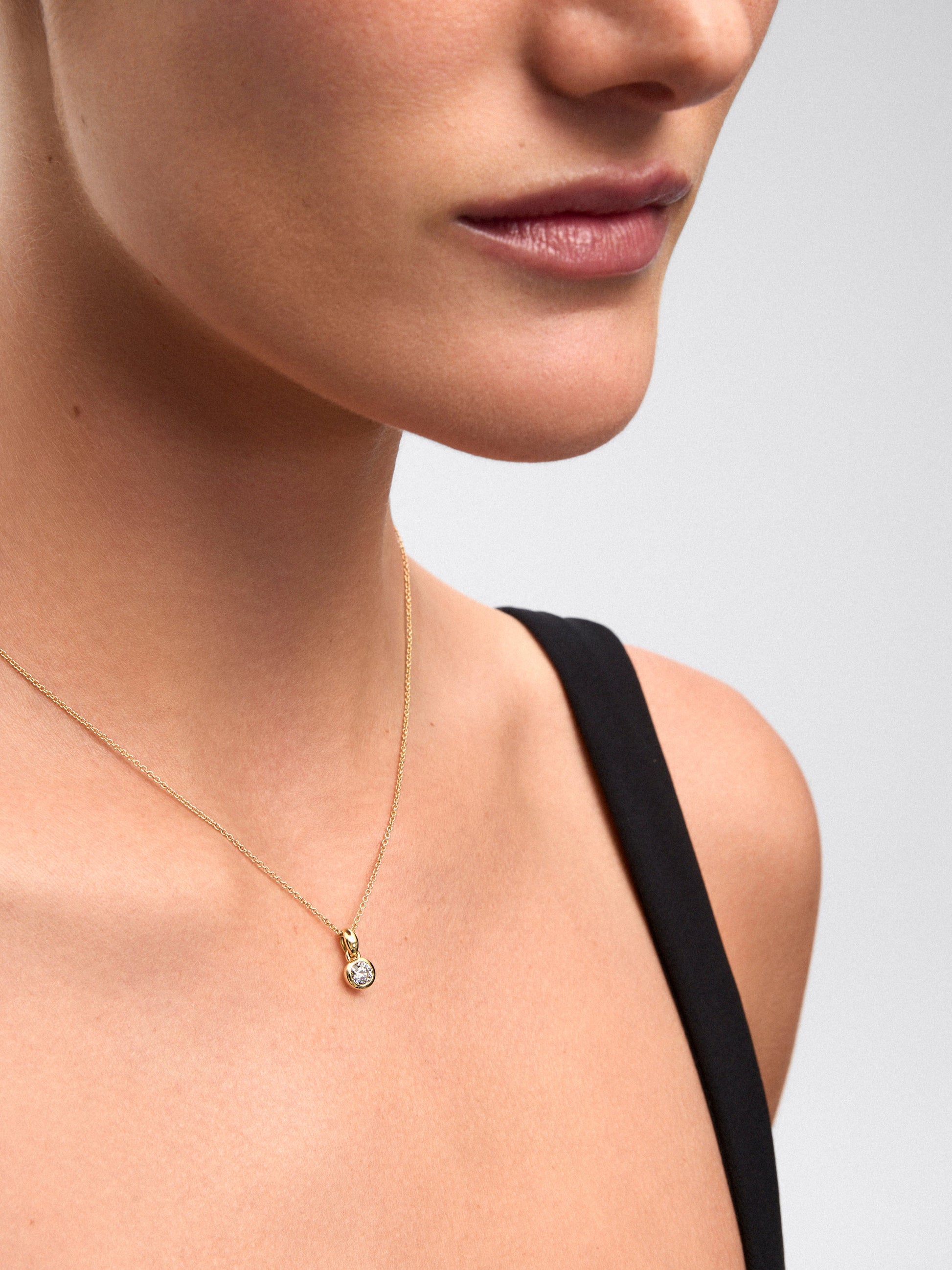 Charm de oro amarillo de 18K con diamante en talla brillante de 0,4 cts