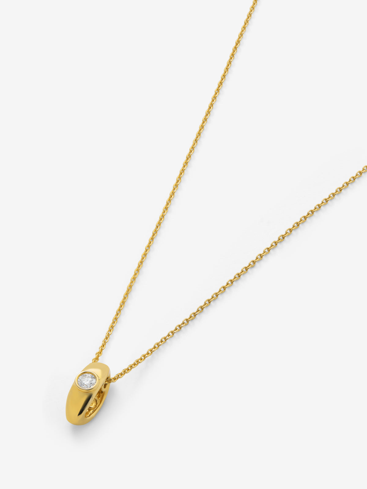 Colgante de oro amarillo de 18K con diamante en talla brillante de 0,1 ct